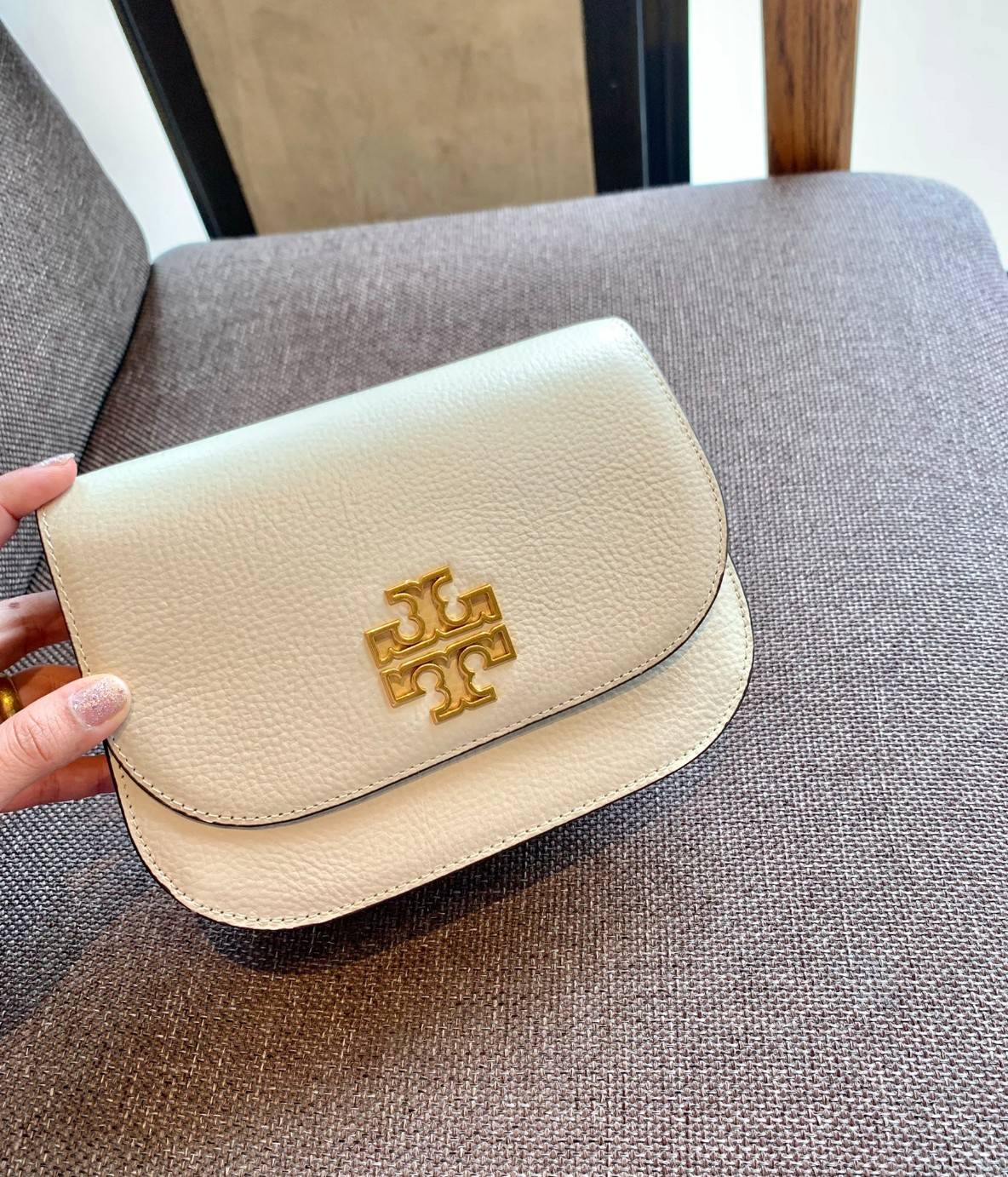 TORY BURCH BRLTTEN SMALL SADDLE BAG / Tory Burch Britten Flap Shoulder Bag กระเป๋าสะพายข้าง วัสดุหนังแกะแท้ ด้านหน้าประดับโลโก้แบรนด์ เปิด-ปิดกระเป๋าแบบกระดุมแป็กแม่เหล็กแน่นหนา ภายในมีช่องหลัก ใส่กระเป๋าเงินใบกลาง มือถือได้ทุกรุ่น มีช่องแยกใส่ของจุกจิกอี