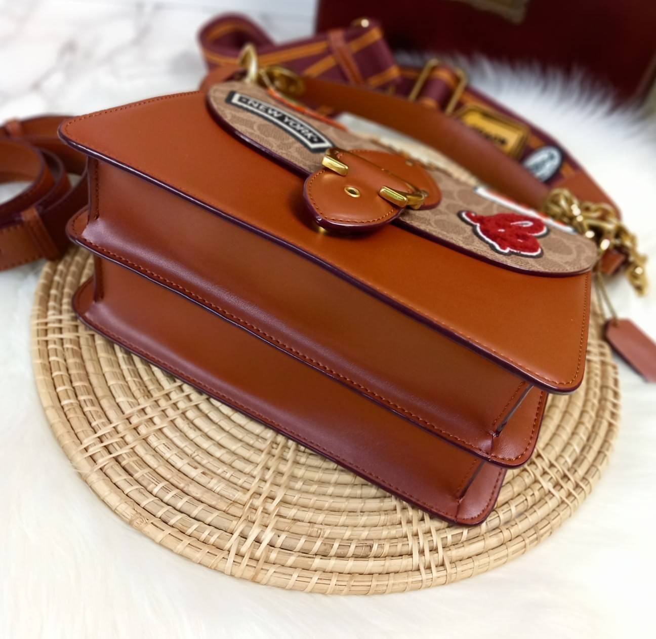 OUTLET 】COACH BEAT SHOULDER BAG IN SIGNATURE CANVAS WITH PATCHES (C6837) ไหวมั้ยเนี้ย!! สวยฟาดอีกแล้วนะยูวว 🤩🌺คอลเลคชั่นใหม่สุดปัง อลังเวอร์!//กระเป๋าถือ สะพายไหล่ลาย SIGNATURE ตกแต่งความเก๋ด้วยแผ่นแปะลวดลายที่มีเฉพาะจาก COACH คอลเลคชั่นนี
