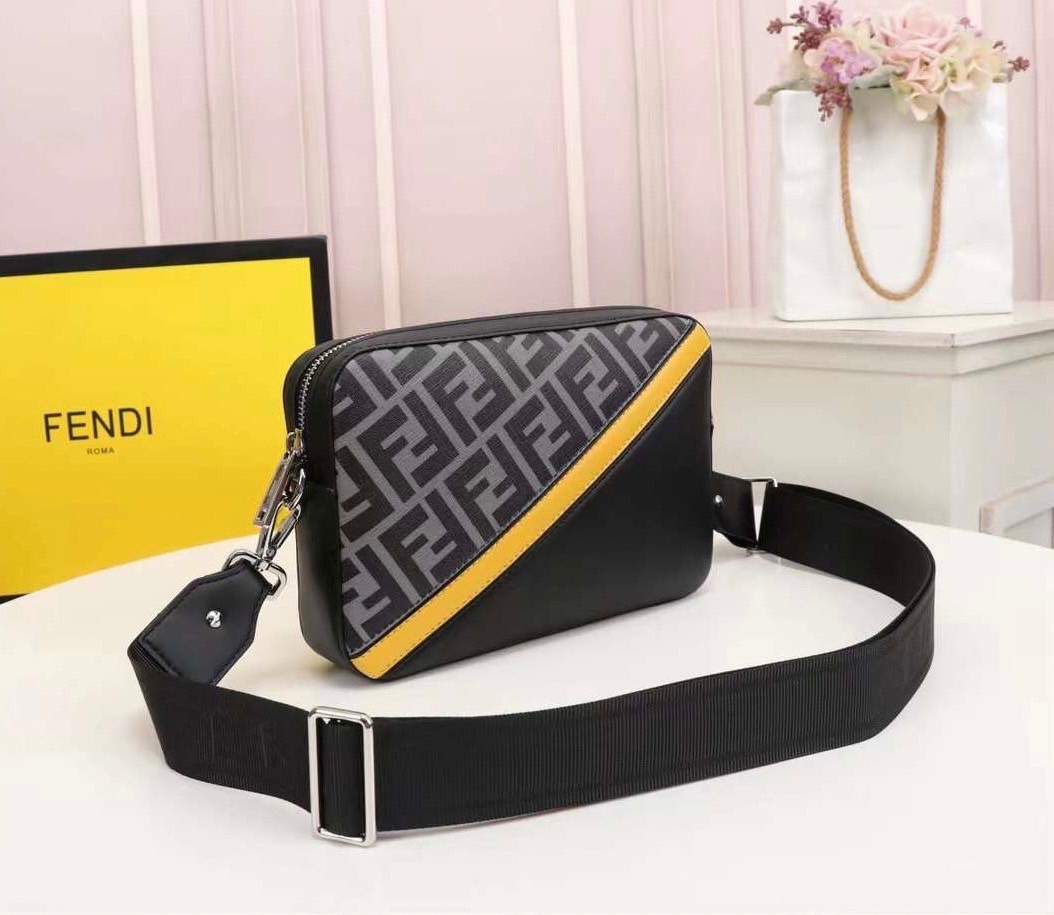 FENDI Ff-Print Coated-Canvas And Leather Cross-Body Bag เกรดออริจินอล FENDI Messenger Bag กระเป๋าสะพายข้าง ให้หนุ่มๆได้ตัวตึงกันไปเลยจ้า กับกระเป๋าสะพายทรงแมสเซ็นเจอร์ รุ่นหายาก ดีไซน์เรียบหรู สะดวกใช้ที่สุด ภายในโล่งกว้าง สายสะพายถอดได้ ปรับใช้ตามสะดวก ใ