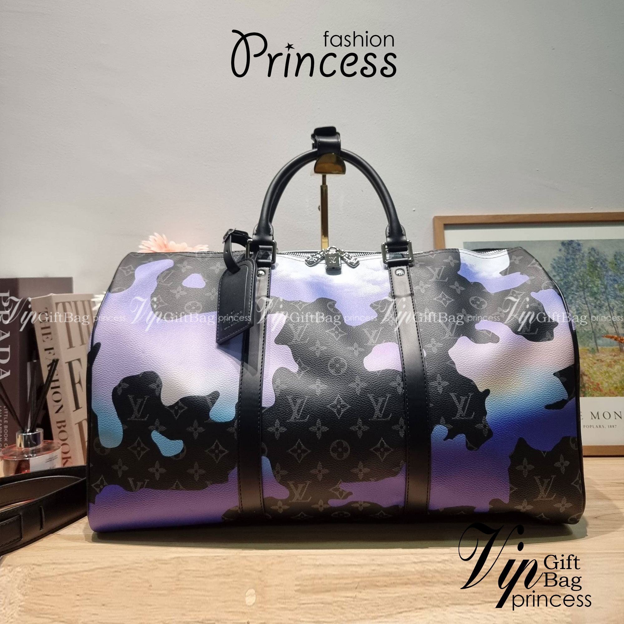 LV KEEPALL 45B BAG กระเป๋าเดินทางสุดคลาสสิค KEEPALL BANDOULIERE MONOGRAM ECLIPSE REVERSE MULTICOLOR สะท้อนแรงบันดาลใจจากคอลเล็คชั่น “Room with a View” สำหรับสิ้นปี 2022 ทึ่ใครๆก็เฝ้ารอ ไอเท็มที่จะทำให้การเดินทางไม่ธรรมดาอีกต่อไป ด้วยดีเทลความเป็นเอกลักษณ์