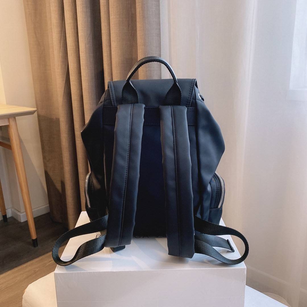 PRADA NYLON BACKPACK กระเป๋าสะพายเป้ วัสดุทำจาก ผ้าNylon คุณภาพดี สามารถกันน้ำได้ในระดับนึง เปิดปิดด้วยกระดุม จุของได้เยอะ สายสะพาย สามารถปรับได้ฟรีด้านหน้ามีช่อง ใส่ของได้ ด้านในมีช่องแบ่งหลายช่อง ใส่เอกสารA4 Ipad ได้ น้ำหนักเบา ใช้ได้ทั้งผู้ชายและผู้หญิ