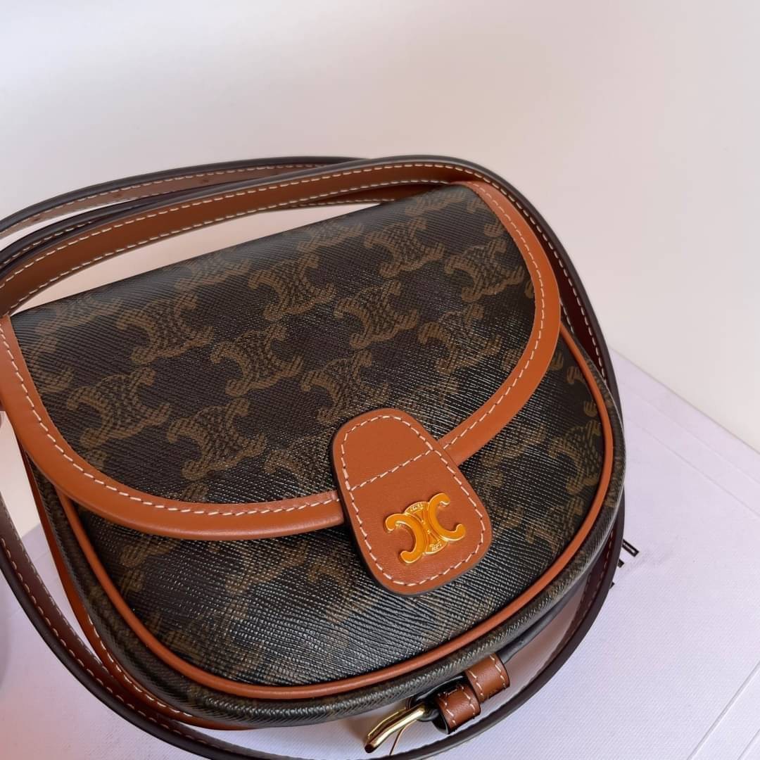 หนังแท้ CELINE MINI BESACE IN TRIOMPHE CANVAS AND CALFSKIN พร้อมส่งที่ไทย เกรดเทพออริจินอล รุ่นหนังดีสุดกระทบแสงขึ้นเงา พิมพ์ลายคมชัด กระเป๋าทรงครอสบอดี้ ลายโมโนแกรมวินเทจ รุ่นที่ดาราเกาหลีใช้กันเยอะมาก และเป็นอีกหนึ่งใบที่ครองใจสาวๆ ทั้งในไทยและเทศ วัสดุ