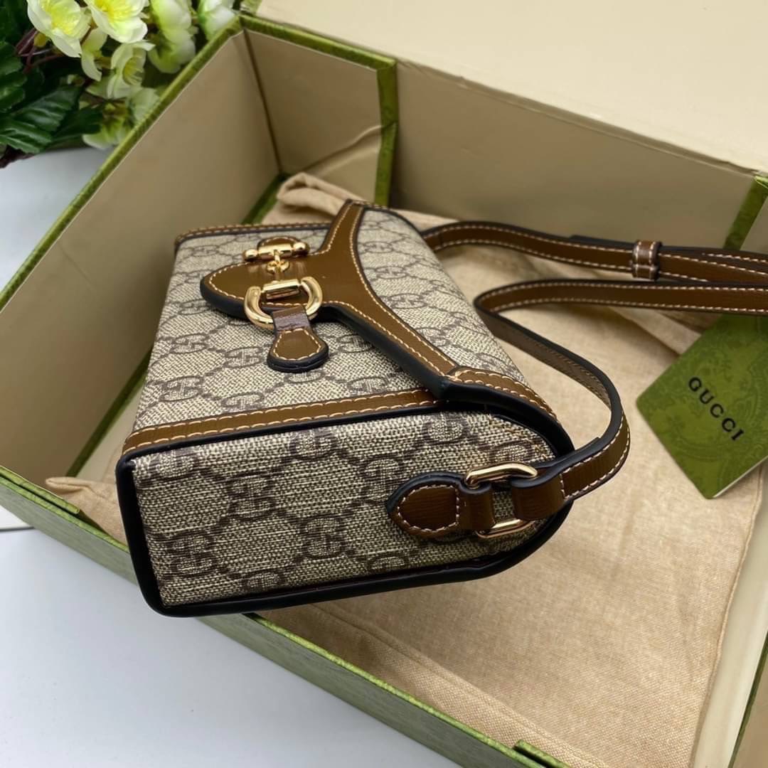GUCCI HORSEBIT 1955 MINI BAG กระเป๋าสะพาย กระเป๋าใส่โทรศัพท์ ดีไซต์สัญลักษณ์วงแหวนตามแบบฉบับ GG มาพร้อมกล่องแบรนด์และสายสะพายยาวที่สามารถปรับระดับได้ พร้อมส่งให้สะพาย สวยๆ กันแล้ววันนี้ ใบนี้ must have..ค่ะ.!!