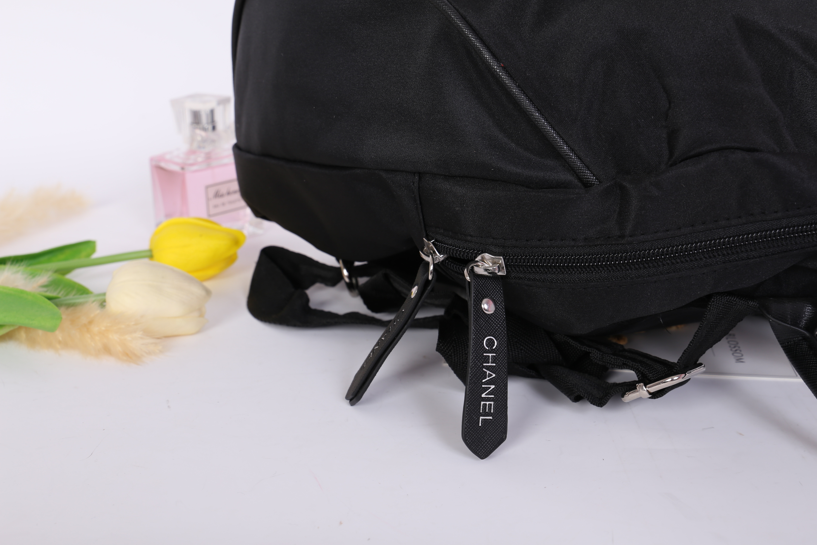 Chanel VIP Gift Backpack (พร้อมส่งโลโก้ขาว) สินค้าเป็นของแท้ ใหม่จากเค้าเตอร์เครื่องสำอาง/น้ำหอมแบรนด์ กระเป๋าเป้ของแท้จาก Chanel VIP Gift Bag วัสดุไนล่อน หัวซิปทำจากหนังปั้มชื่อแบรนด์ ด้านในเป็นช่องกว้าง และมีช่องซิปเล็ก ตัวสายสะพายด้านหลังเลื่อนปรับได้ค