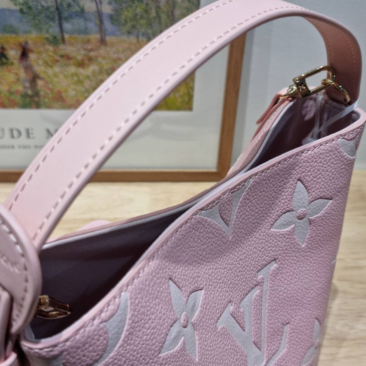 LV All In BB Bag กระเป๋าทรงบัคเก็ตที่มาแรงมากๆตอนนี้ พร้อมสีใหม่ต้อนรับวาเลนไทน์ รูปทรงคลาสสิคสะดวกใช้ ดีไซน์ลูกเล่นสนุกๆ ปรับเปลี่ยนรูปทรงกระเป๋าได้ไม่น่าเบื่อ ด้านข้างตกแต่งพวงหนังห้อยพร้อมกุญแจ