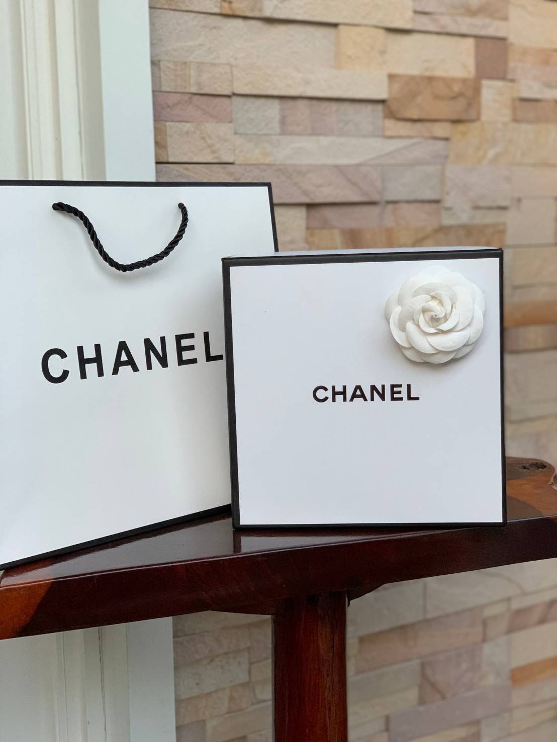 Chanel Shawl Wrap Scarf (With Box) พลาดไม่ได้กับของขวัญสำหรับเทศกาลดีๆที่กำลังจะมาถึง ส่งมอบความรู้สึกดีๆให้กับคนที่คุณรัก ด้วยผ้าพันคอ หรือ ผ้าคลุมจากแบรนด์ดัง ด้วยเนื้อผ้าแบบcashmereที่ถักทอแบบเนื้อละเอียด จึงทำให้นุ่มน่าสัมผัส ให้ความอบอุ่นได้ดี ไม่ว่า