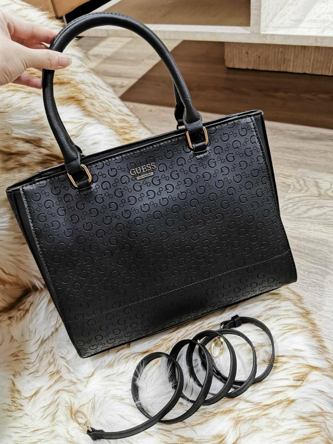 GUESS SINGNATURE SHOPPER BAG กระเป๋าถือหรือสะพายรุ่นล่าสุดจาก GUESS FACTORY หนังสวยอยู่ทรงปั้มลาย Singnature Brand รอบใบ ด้านหน้าประดับโลโก้แบรนด์ หูหิ้วเเข็งเเรงพับลงได้ เปิดปิดด้วยซิปสะดวกใช้ ขนาดกำลังดี ภายในมีช่องซิปและช่องใส่ของ กว้างและจุ น้ำหนักเบา