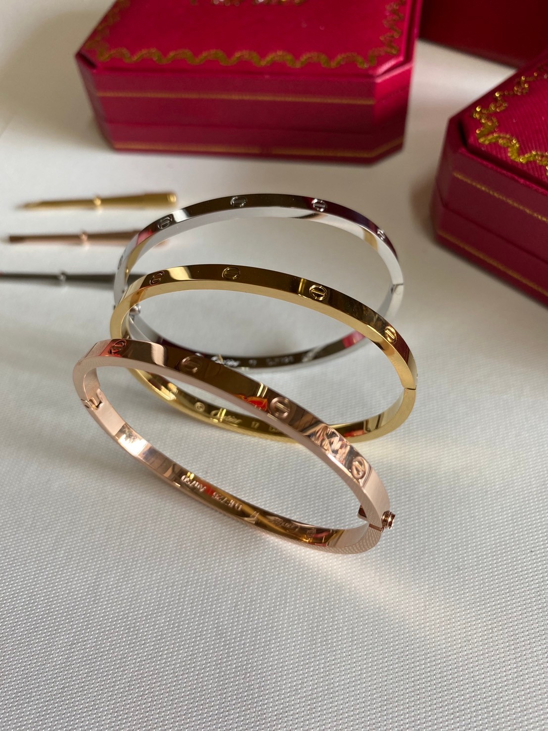 Cartier Love Bracelet กำไลคาเทียร์ รุ่นไม่มีเพชร ภาพถ่ายจากงานจริง พร้อมกล่อง วัสดุโลหะเคลือบขึ้นเงาตามรูป ใช้งานต่างประเทศได้