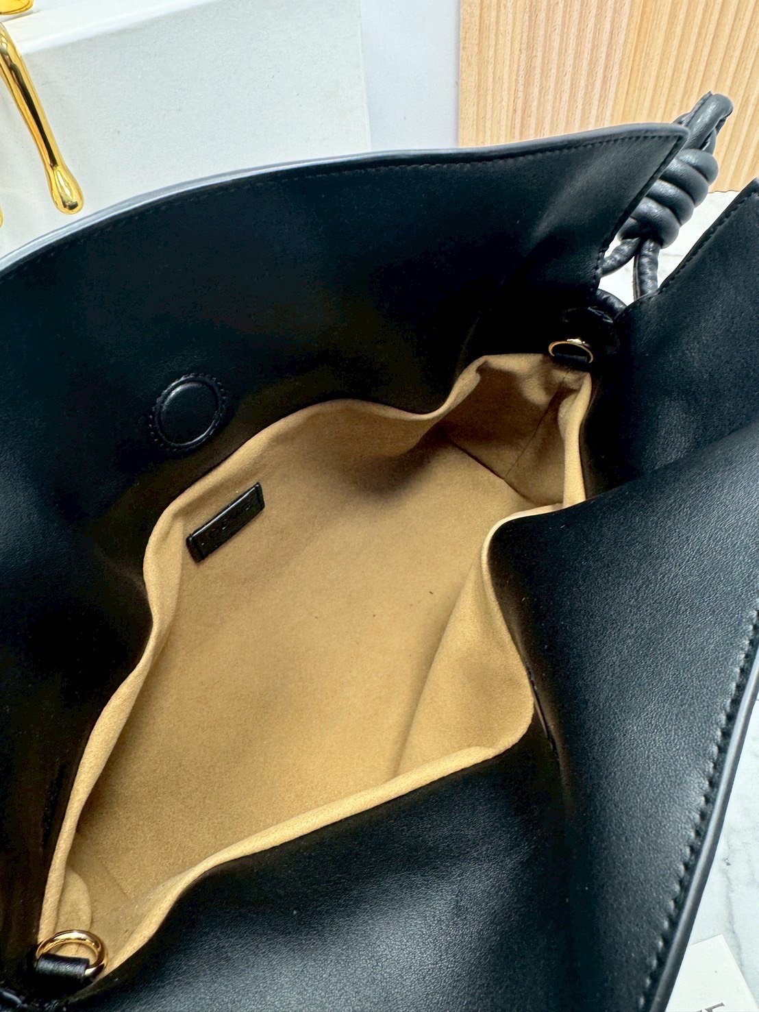 ORI หนังแท้ | Medium Loewe Flamenco clutch in nappa leather 30cm กระเป๋าสะพายทรงคลัชดีไซน์รูดเชือก เรียบหรูดูแพง เรียบง่ายใช้งานสะดวก หนังแนปป้าให้สัมผัสนุ่มสบายผิว มาพร้อมสายสะพายร้อยห่วงหรูหรา