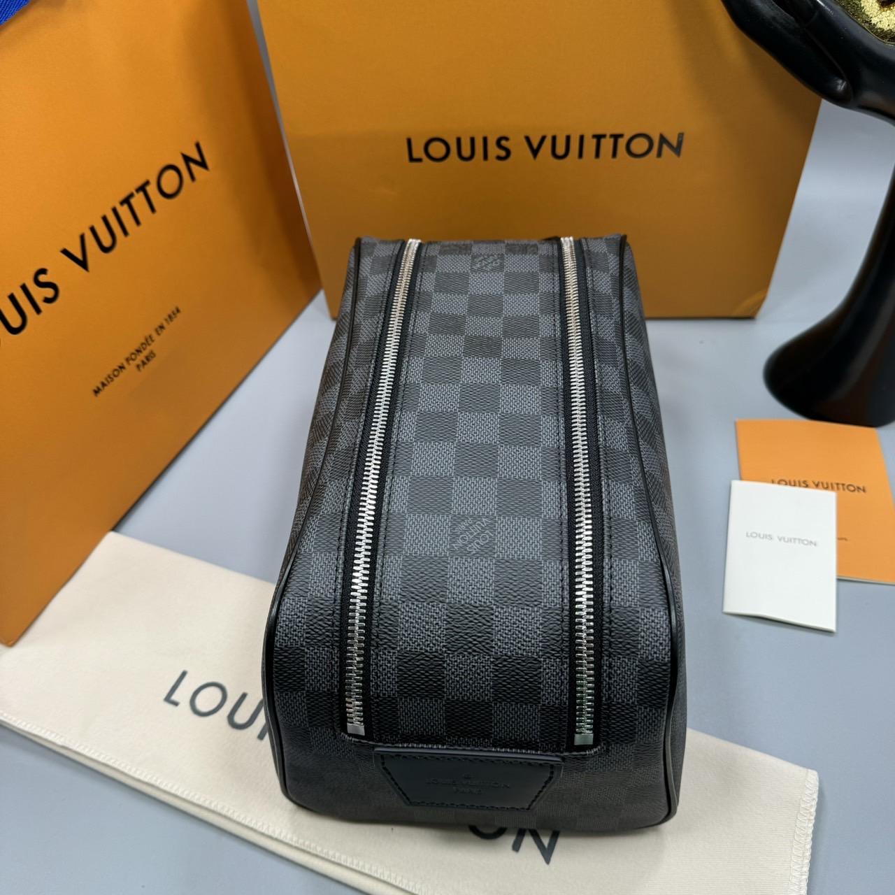 LV Clutch LV Dopp Kit Toilet Pouch Monogram / Damier Graphite Canvas กระเป๋าถือทรงพอชหรือคลัช เกรดออริ ท็อป 1:1 เกรดดีสุด แคนวาสแท้สวย ใช้งานต่างประเทศได้