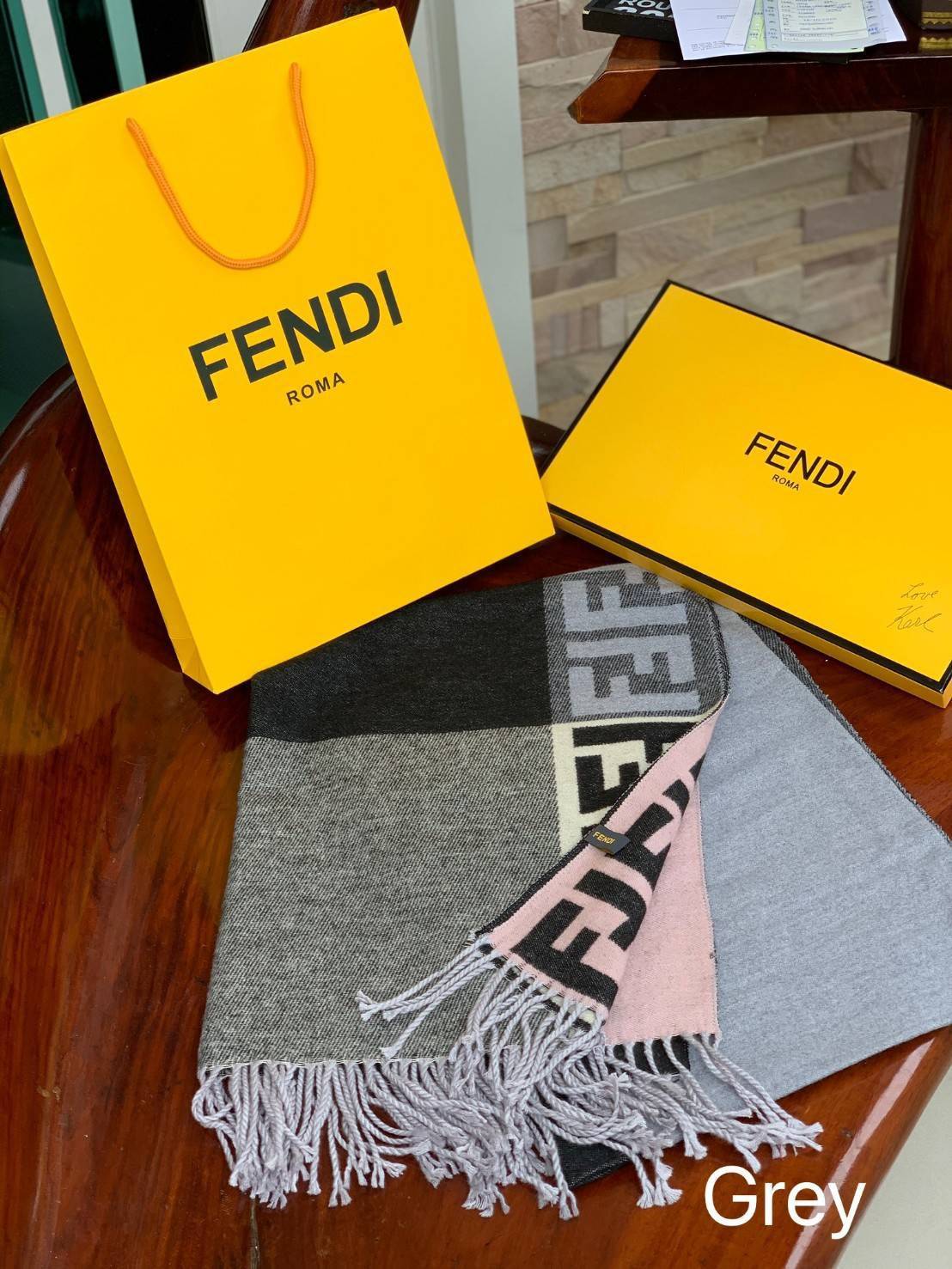 Fendi Scarves For Women’s Accessories Scarf แบรนด์แฟชั่นชั้นนำจากอิตาลี ส่งมอบความรู้สึกดีๆให้กับคนที่คุณรัก ในรูปแบบผ้าพันคอและผ้าคลุมไหล่ผืนใหญ่เพิ่มความอบอุ่น ถักทอด้วยผ้าcashmere เนื้อผ้านิ่ม สัมผัสนุ่มมือ ทอลายในตัว สีและลายคมชัด เหมาะสำหรับเป็นของฝา