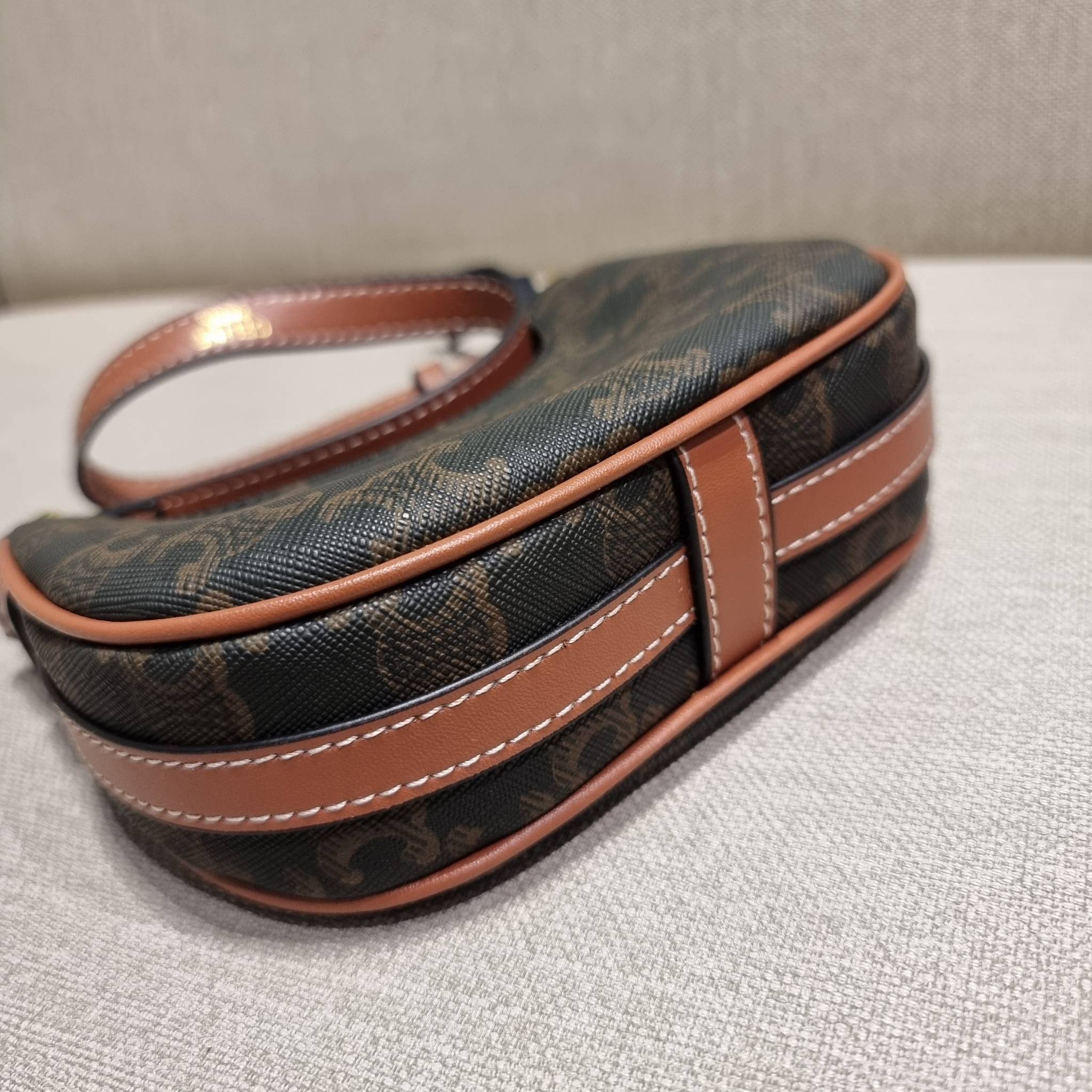 CELINE MINI AVA IN TRIOMPHE CANVAS AND CALFSKIN สวยเกินต้านกับน้องมินิ รุ่นสุดปัง ที่ใครเห็นก็ต้องว้าว กับกระเป๋าสะพายไหล่ ไซส์มินิ น้องน่ารักม้ากกก!! ไม่ไหว!! รูปทรงที่ไม่เหมือนใคร ใช้งานง่าย วัสดุหนังแคนวาสตัดสลับหนังแท้ สวยลงตัว รูดเปิด-ปิดด้วยซิป สายส