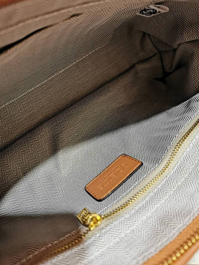 LOEWE SHOULDER BAG VIP GIFT WITH PURCHASE (GWP) พรีเมี่ยมกิ๊ฟ Limited จาก LOEWE PERFUME DUTYFREE COUNTER รุ่นใหม่วัสดุ Canvas Fabric ผสมผสานหนังแท้ CalfSkin ดีไซน์และโทนสีลงตัวสุดคลาสสิค เปิดปิดด้วยซิปแบรนด์อะไหล่ทอง ภายในโล่งกว้างซับในผ้าฝ้ายลายก้างปลาคง