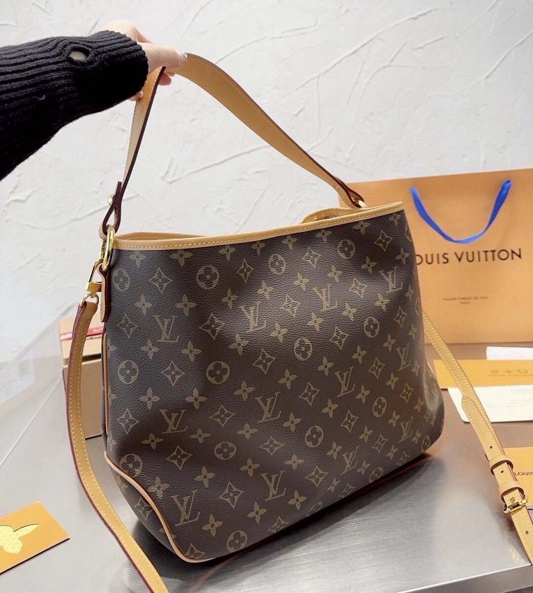 LV Delight Tote Bag กระเป๋าทรงโท้ทใบใหญ่ ขนาดจุได้แบบล้นๆ มาพร้อมใบเล็กเข้าเซ็ทพิเศษที่สุด!! สมใจใครที่มองหากระเป๋าใบโปรด