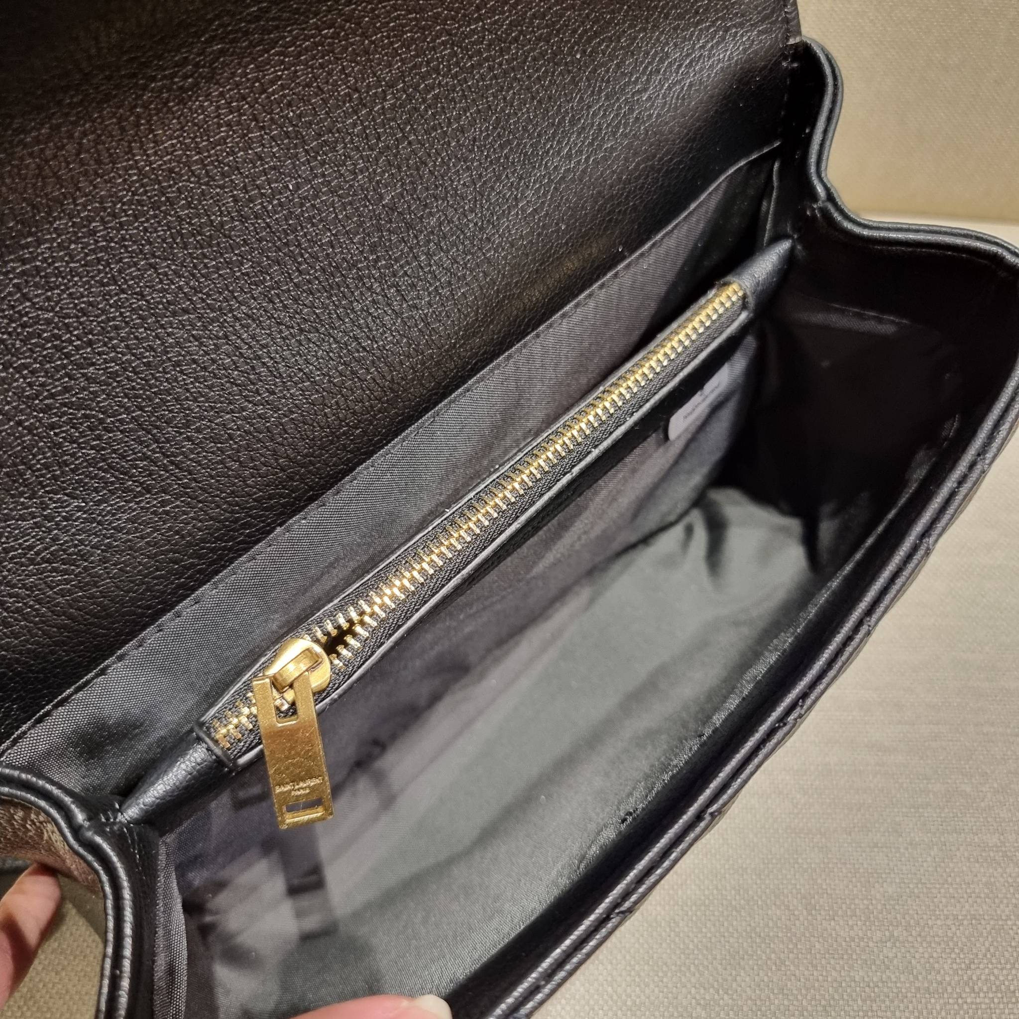 Yves Saint laurent crossbody boutique vip bag กระเป๋าสะพายไหล่ ดีไซน์ทรงสวยหรู พิเศษ แถมฟรี พวงกุญแจห้อยโลโก้ ดูแพงไปหมดจริงๆไอเท็มนี้ วัสดุหนังสังเคราะห์ลายคาร์เวีย เปิด-ปิดด้วยกระดุมแม่เหล็ก ภายในโล่งกว้าง แบ่งสัดส่วนไว้อย่างดี มาพร้อมหูจับในตัว และสายส