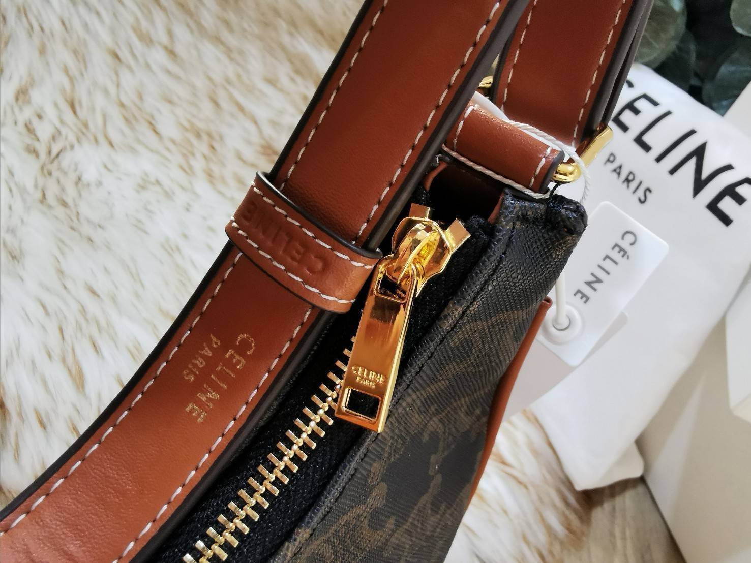 ของแท้ CELINE SHOULDER BAG VIP GIFT WITH PURCHASE (GWP) พรีเมี่ยมกิ๊ฟ Limited Edition จาก CELINE HAUTEPARFUME DUTYFREE COUNTER วัสดุ TRIOMPHE CANVAS ดีไซน์สวยหรูฮิตสุดในเกาหลี!