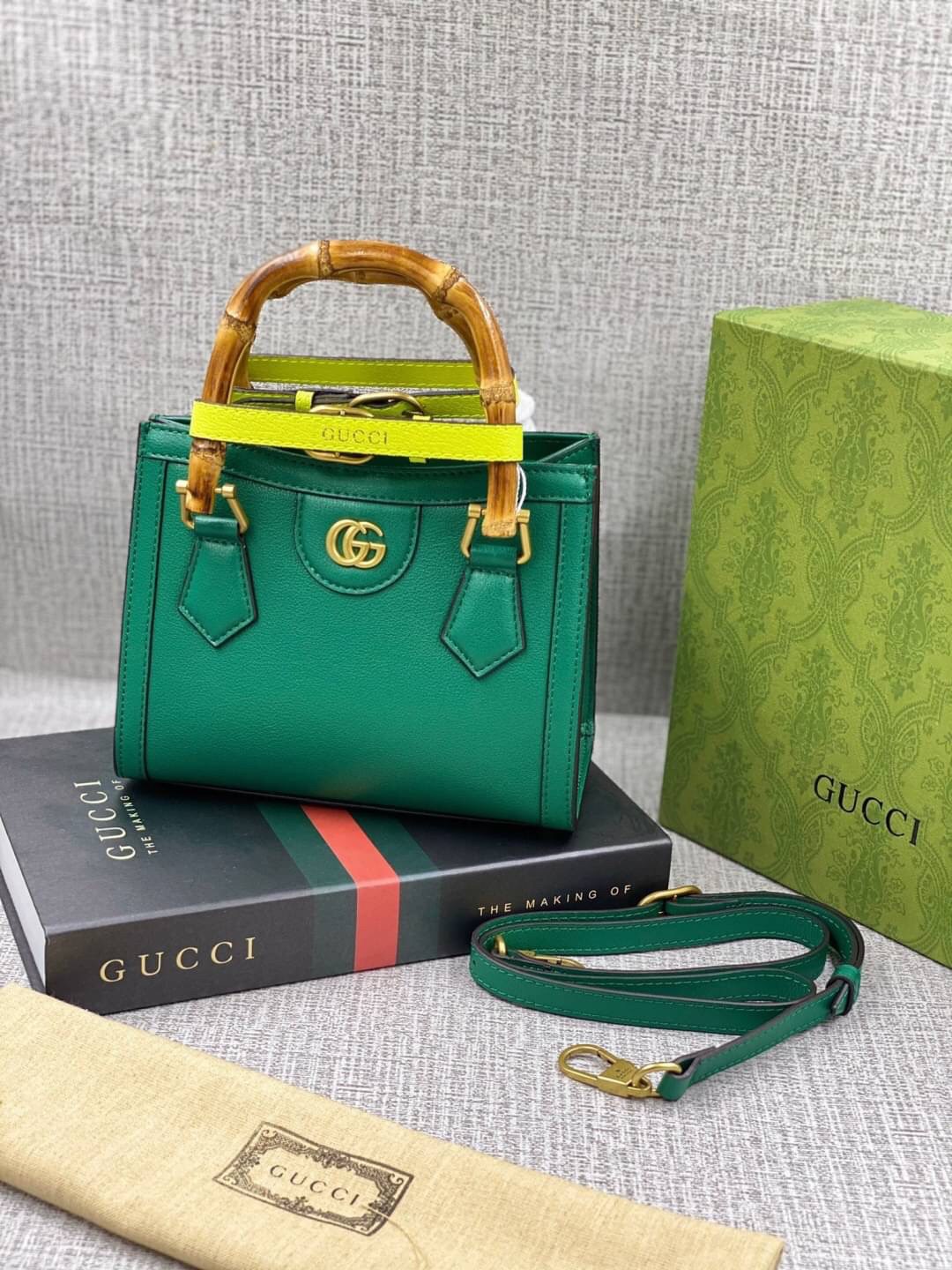 VIP GIFT 】หนังแท้ GUCCI Diana mini tote bag กระเป๋างานหูไม้ไผ่สุดคลาสสิก ดีไซน์มาใหม่พร้อมเข็ดขัดหนังสีสะท้อนแสงประดับตรงหูกระเป๋า ขนาดมินิกำลังน่ารักเลยค่ะ วัสดุหนังแท้ อะไหล่ทอง งานสวยตั้งอยู่ทรง มีสายสะพายยาว 1เส้น สามารถปรับระดับได้-ถอดได้ งานเก๋ไก๋ที