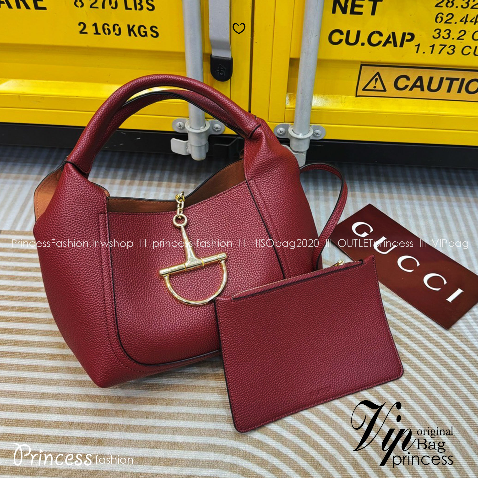 Gucci Softbit medium top handle bag กระเป๋าทรงโฮโบโฉมใหม่ อะไหล่เป็นเอกลักษณ์ของแบรนด์ในรูปแบบ Horsebit ครึ่งรูปขนาดใหญ่ หรูหราและใช้งานสะดวก รูปทรงสไตล์สบายๆ หนังลายเกรนสวยหรูนุ่มนวลพร้อมเท็กเจอร์อันโดดเด่น