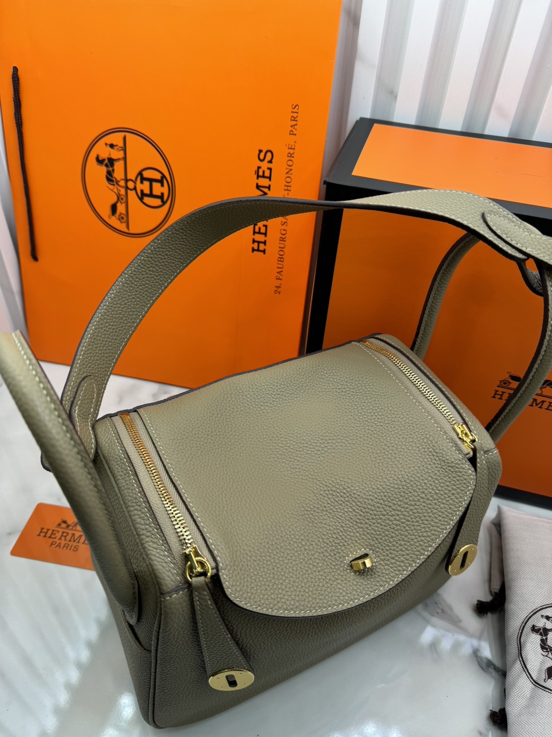 พร้อมส่ง 15 สี HERMES Lindy 26 bag กระเป๋าทรงโท้ทหนังสวยอย่างดี เอกลักษณ์ของความเรียบหรูไฮคลาสอย่างสมบูรณ์แบบ เกรดออริ สลับแท้ งานสวยตามรูป ใช้งานต่างประเทศได้