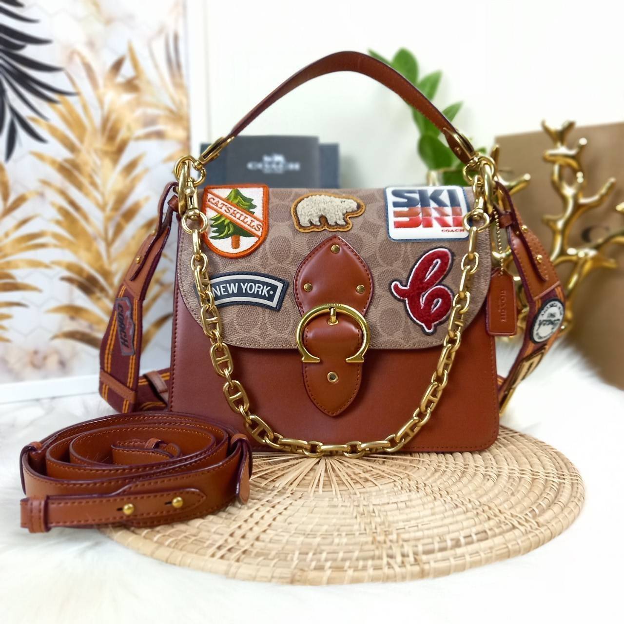 OUTLET 】COACH BEAT SHOULDER BAG IN SIGNATURE CANVAS WITH PATCHES (C6837) ไหวมั้ยเนี้ย!! สวยฟาดอีกแล้วนะยูวว 🤩🌺คอลเลคชั่นใหม่สุดปัง อลังเวอร์!//กระเป๋าถือ สะพายไหล่ลาย SIGNATURE ตกแต่งความเก๋ด้วยแผ่นแปะลวดลายที่มีเฉพาะจาก COACH คอลเลคชั่นนี