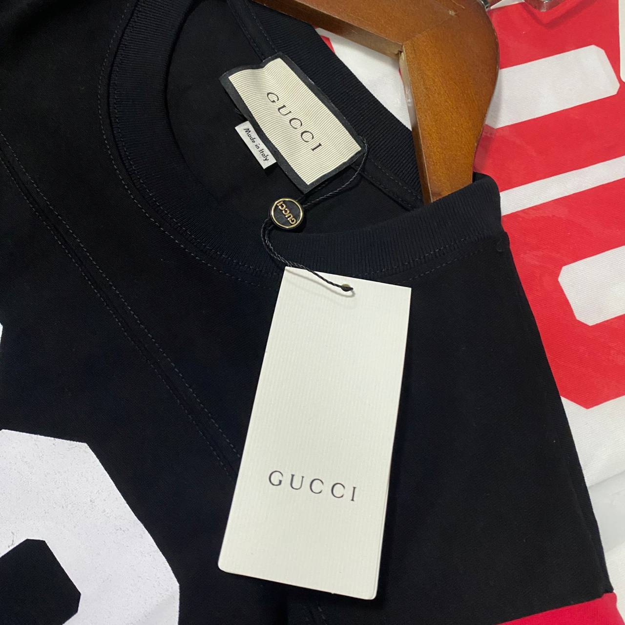 Gucci T-Shirt ภาพสินค้าจริง พร้อมส่งที่ไทย 100ปี Collection สวยยบาดใจ ผ้าเด้งงง นุ่ม ลื่นน ต้องมี !!ดาวิยังใส่ค้า เป๊ะสุดจริงๆ เสื้อยืด งานน่ารักมาก ผ้าเด้งใส่สบายมากกกก ห้ามพลาดเลยนะคะ ใส่สบายสุดๆ