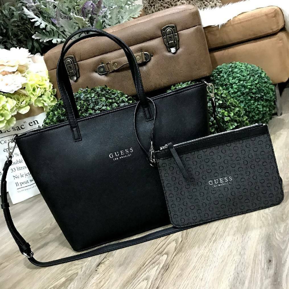 GUESS LARGE SHOPPER BAG WITH POUCH กระเป๋าสะพายรุ่นใหม่ล่าสุดจาก GUESS FACTORY หนัง Saffiano สวยหรูอยู่ทรง ด้านหน้ามีโลโก้แบรนด์ ด้านหลังมีช่องใส่ของ หูหิ้วสะพายไหล่ได้มาพร้อมสายสะพายยาวถอดได้ปรับได้ มีกระเป๋าใบเล็กเข้าชุดกันห้อยที่หูหิ้ว ใบเล็กถอดเเยกใช้
