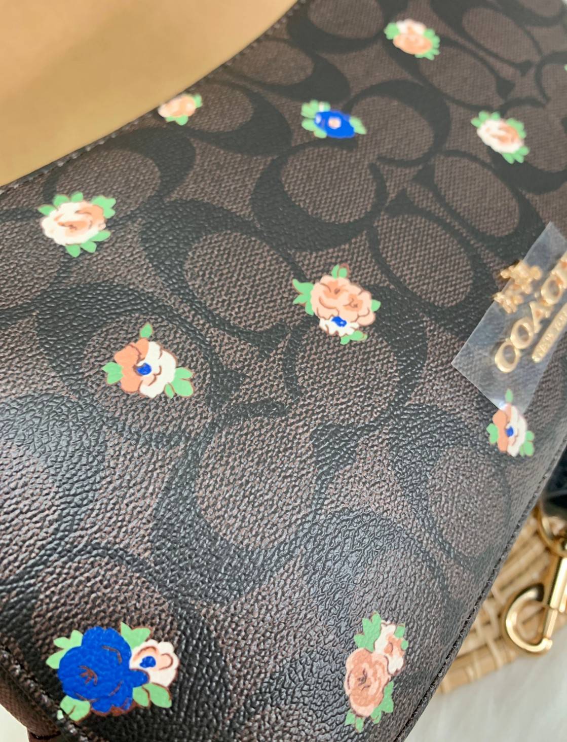 NEW ARRIVAL! นาทีนี้ต้องมีแล้วค่ะ ต้อนรับหน้าหนาวกันน! COACH JES BAGUETTE IN SIGNATURE CANVAS WITH COACH RADIAL RAINBOW ((C6817)) พร้อมส่งที่ไทย สิคค้าเข้าใหม่ค่ะ! กระเป๋าสะพายครอสบอดี้ร์ หนังแท้ น้ำหนักเบา เปิดปิดกระเป๋าแบบซิป ภายในสามารถใส่กระเป๋าเงินใบ