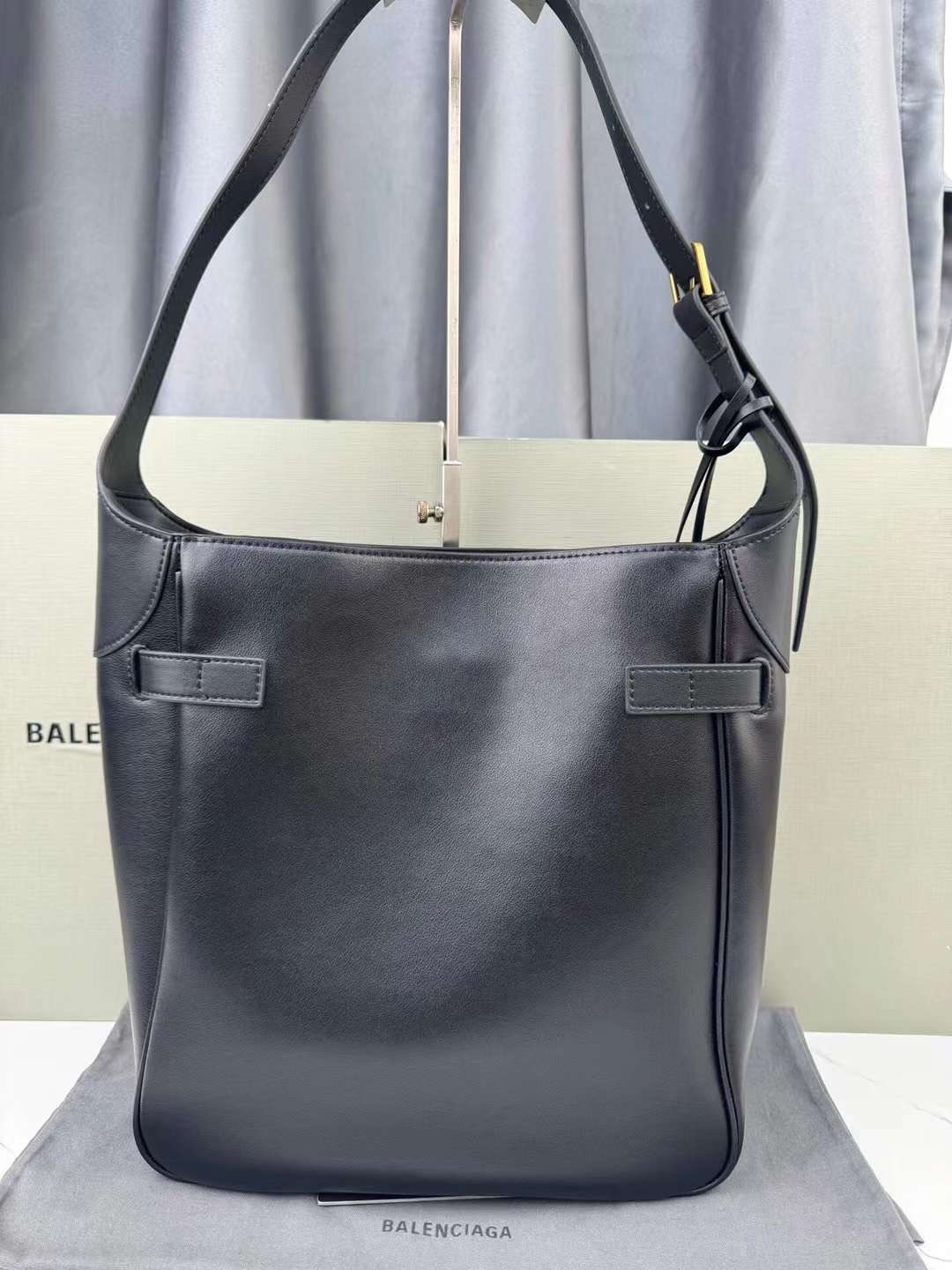 Balenciaga Tote Leather Shoulder Bag กระเป๋าสะพายไหล่ทรงโท้ทดีไซน์สวยเลิศ!! ไม่ซ้ำ เอกลักษณ์ที่โดดเด่นด้วยรูปทรงใช้งานง่าย ภายในกระเป๋าเป็นช่องโล่ง จุของได้เยอะ
