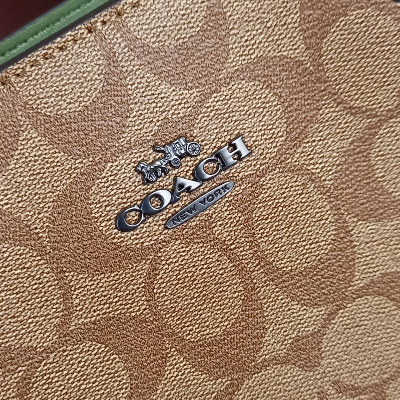 หัวใจจะวาย!! ละมุนมาก ลุคคุณหนูสุดๆ COACH MINI LILLIE CARRYALL (COACH F91494)🌺 ใช้ดีจนต้องบอกต่อ อีกแล้วจ้า ใครๆก็ถามหา😍>>>ทรงถัง รุ่นใหม่ 10 นิ้ว ขนาดกำลังดี เหมาะมือมาก มี 3 ช่องด้านใน ช่องกลาง เปิด-ปิด ด้วยซิป ส่วน 2 ช่องด้านข้