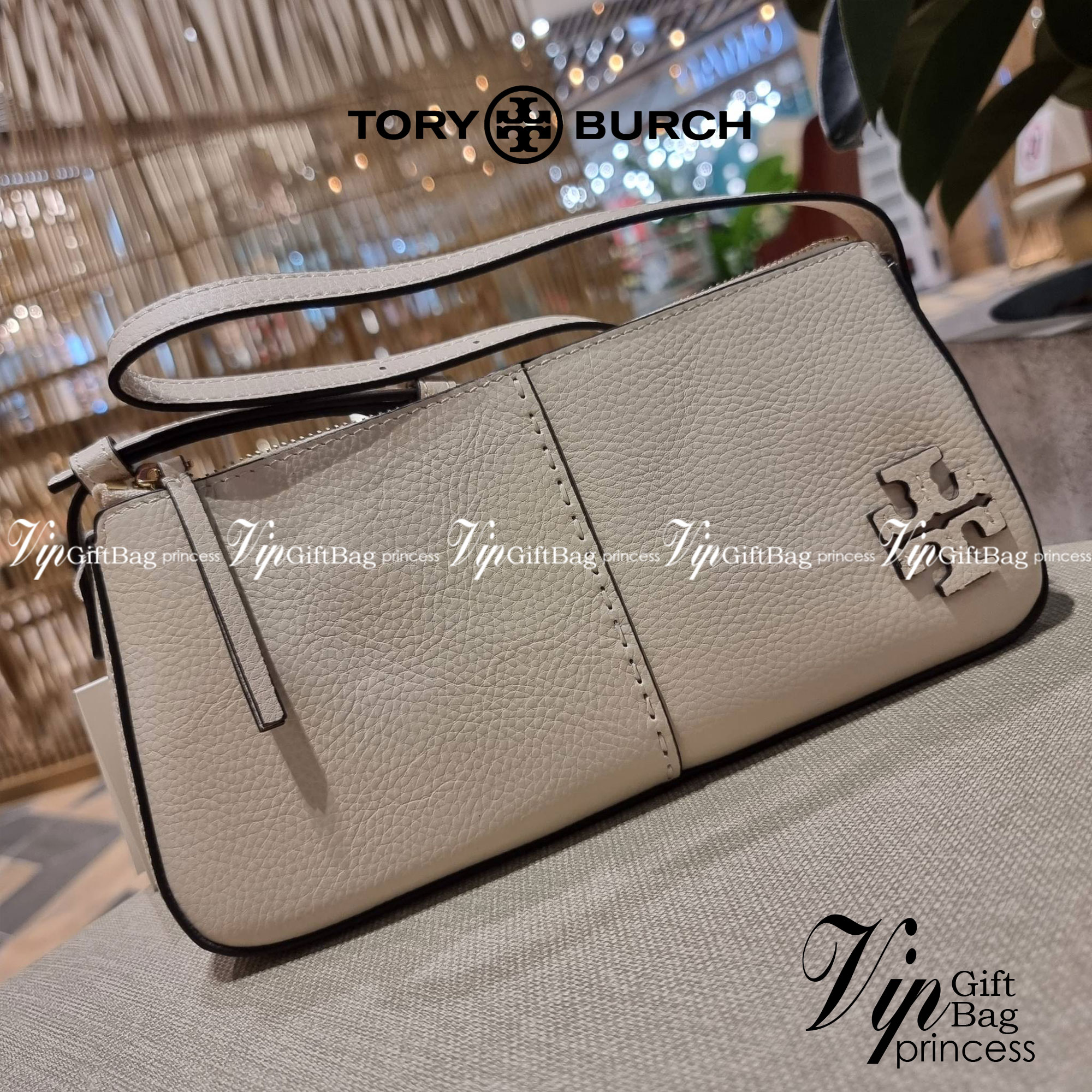 TORY BURCH MCGRAW WEDGE กระเป๋าสะพายไหล่ ทรงสวยไม่ซ้ำ ไม่เกร่อ!! สะดวกใช้งาน ดีไซน์เรียบแต่แฝงความหรู และคลาสสิคในตัว วัสดุหนังลูกวัว สัมผัสดี สวยคม เปิด-ปิดด้วยซิป ภายในเป็นช่องโล่ง มีช่องย่อยเก็บบัตร มาพร้อมสายสะพายในตัว ปรับได้อีกเล็กน้อย ไอเท็มนี้เหมา