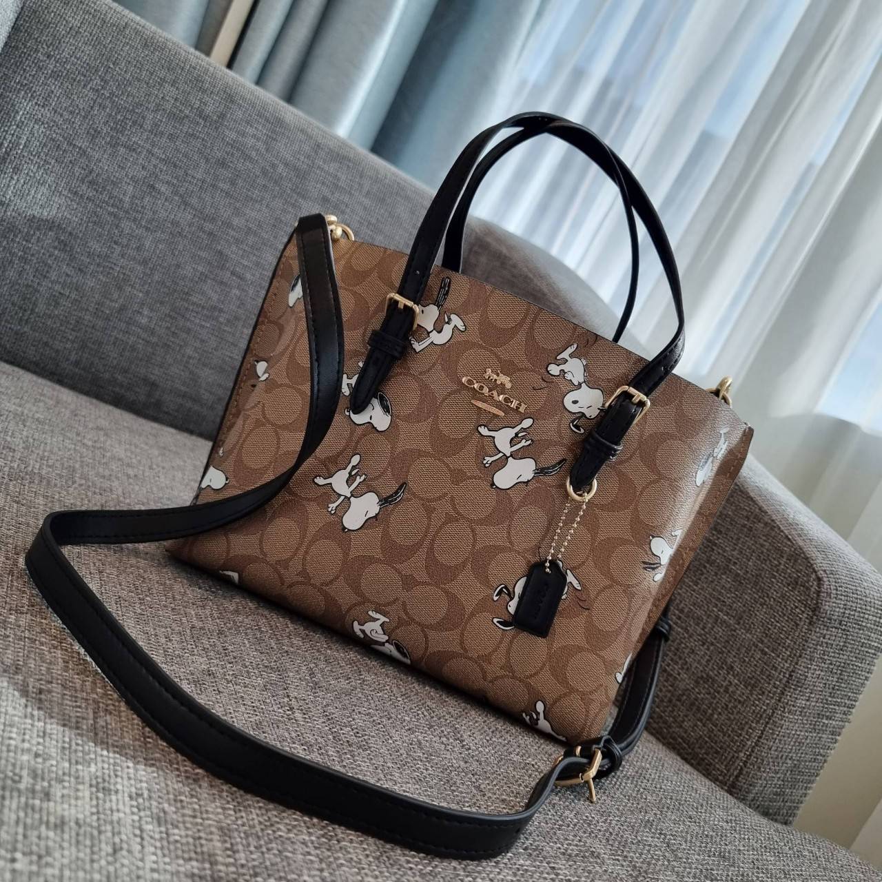 OUTLET 】COACH C4250 MOLLIE TOTE 25 IN SIGNATURE CANVAS WITH SNOOPY ใหม่ล่าสุด ยังไม่เข้าไทย!! กับรุ่นสุดฮอต ในดีไซน์คอลเลคชั่นใหม่ที่แรงไม่แพ้กัน!! กระเป๋าโท้ทไซส์เล็กตกแต่งลายสนูปพี ที่ใครๆก็หลงรักอย่างท่วมท้น น่ารักน่าใช้มากๆ วัสดุหนังแคนวาสเคลือบลาย ภา