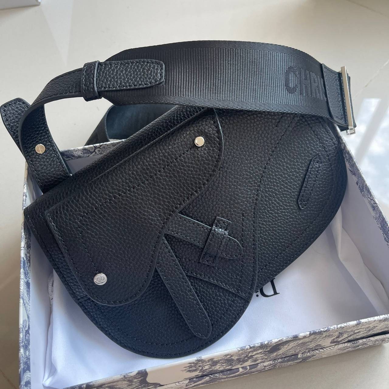 หนังแท้ CHRISTIAN DIOR SADDLE POUCH Black Grained Calfskin / DIOR SADDLE MESSENGER BAG พร้อมส่งที่ไทย กระเป๋า Saddle pouch คู่ใจขนาดกะทัดรัดและเหมาะสำหรับใช้ในชีวิตประจำวัน สีดำคลาสสิก เกรดออริจินอลหนังแท้ทั้งใบ ภาพสินค้าถ่ายจากงานขายจริง ใช้งานต่างประเทศ