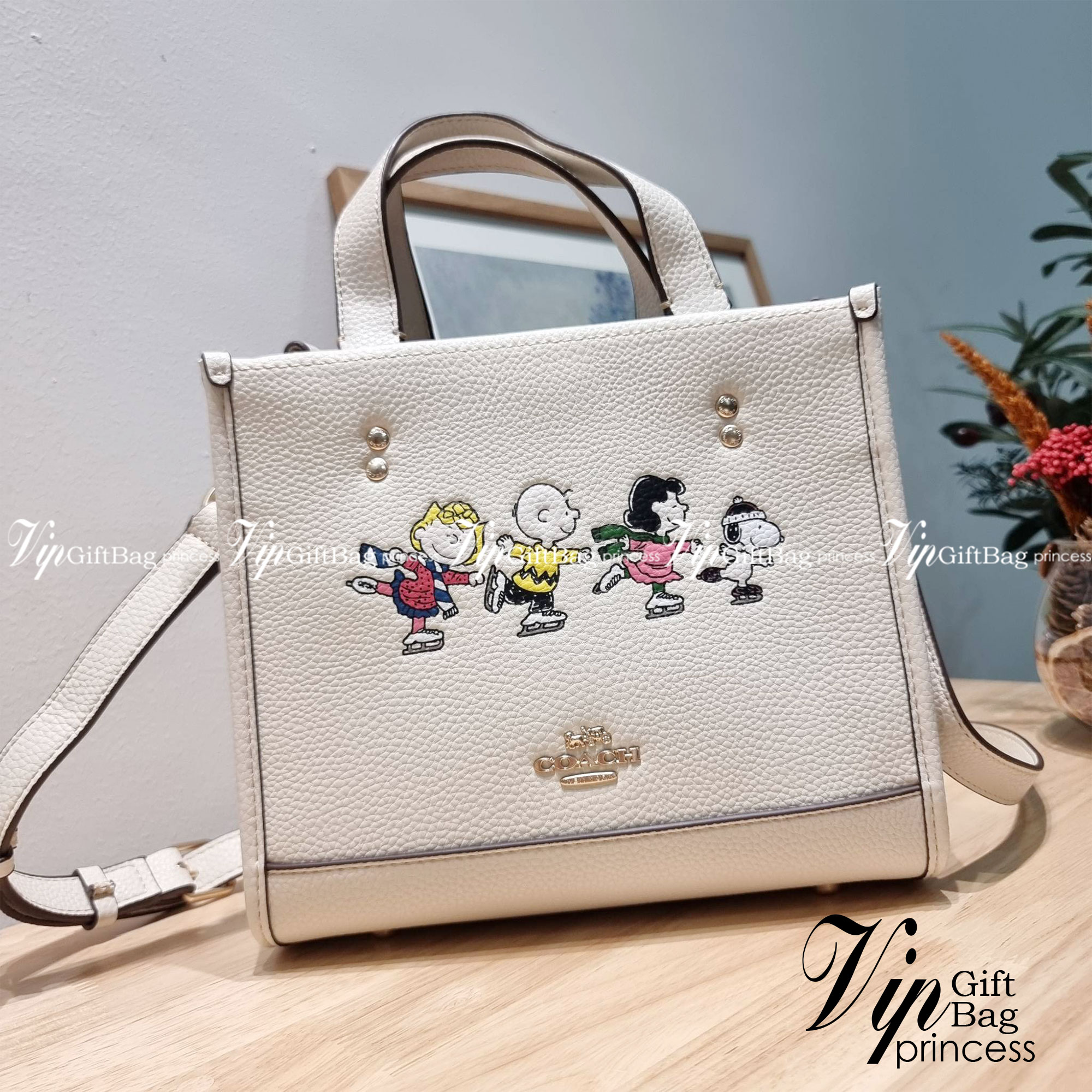 Coach X Peanuts Dempsey Tote 22 With Snoopy And Friends Motif CE850 คอลเลคชั่นใหม่ น้องน่ารักเกินต้านไปมาก!! กับกระเป๋าทรงโท้ท ไซส์กำลังสวย ดีไซน์ ลายการ์ตูนยอดฮิต ที่ใครๆก็ต้องรู้จัก พิมพ์คมชัดลงบนหนัง pepble ผิวสัมน่าใช้ ปากกระเป๋ามีกระดุมแม่เหล็กปิดกัน