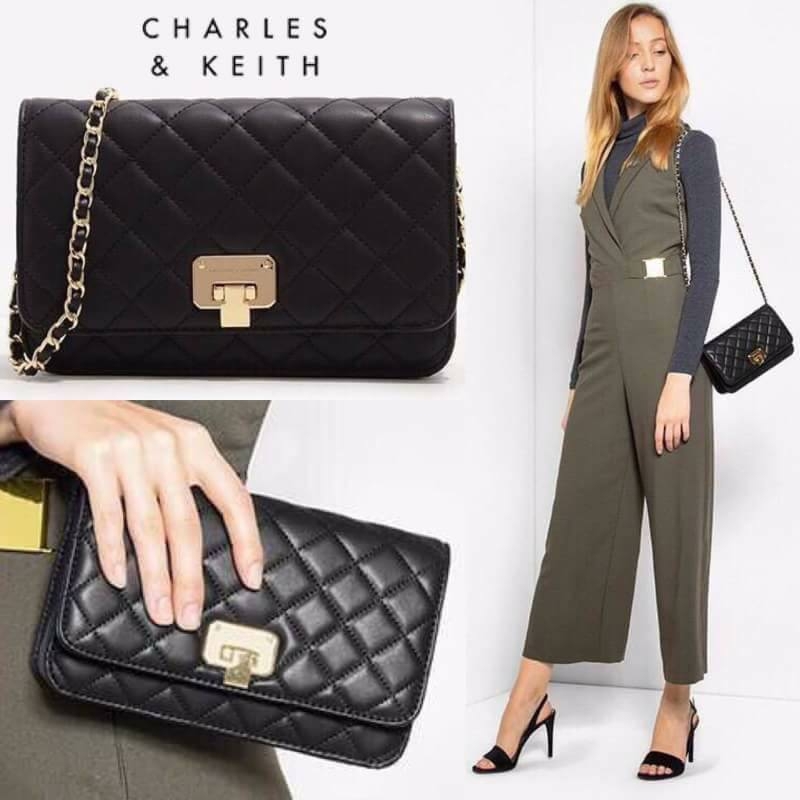 Charles & Keith Quilted Clutch (Black) กระเป๋าสะพายข้างใบเล็กกะทัดรัด วัสดุหนัง ดีไซน์ลายตาราง ปรับถือเป็น cluth ได้ มาพร้อมสายโซ่สลับหนังสวยหรู สไตล์ chanel เปิดปิดด้วยตัวล็อค ฝาเปิดด้านในมีช่องซิป เล็ก 1 ช่อง ใบนี้ mix&match ได้ทุกสไตล์การแต่งตัวค่ะ