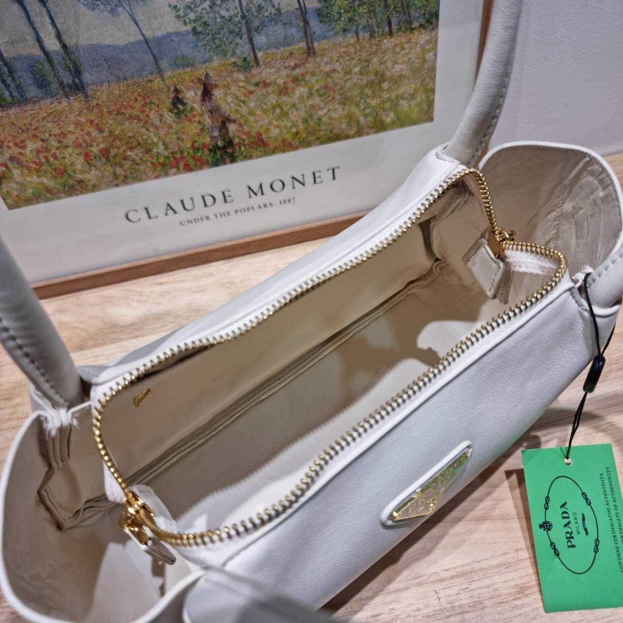 PRADA MEDIUM LEATHER HANDBAG กระเป๋าสะพายไหล่ดีไซน์เก๋และมาแรงมาก สาวๆหนุ่มๆติดแกลมต้องไม่พลาด สวยดูแพง เกรดวีไอพี ไฮเอน 1:1 ใช้งานต่างประเทศได้