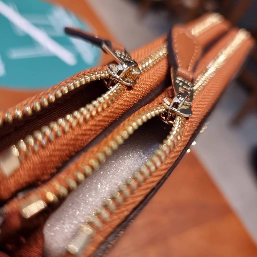 COACH F87591 DOUBLE CORNER ZIP WALLET IN SIGNATURE COATED CANVAS คล้องมือรุ่น 2 ซิป!! มาแล้วจ้า 🌟🤗 ไซส์นี้คือเหมาะมือจริงๆ พกง่ายเช่นเคย ไม่ต้องกังวลว่าจะเกะกะหรือกินพื้นที่กระเป๋าหลัก วัสดุหนังแคนวาสเคลือบลาย มีช่องหลักแยก 2 ช่อง ภายในบุผ