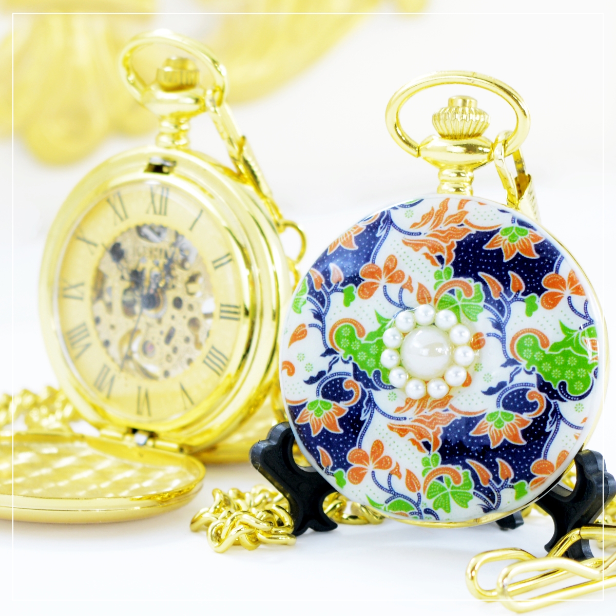 ของที่ระลึกไทย l ของที่ระลึกภาคใต้ นาฬิกาพกลวดลายบาติกดอกขาวปูเต๊ะ ของขวัญบาติกเอกลักษณ์ไทย (สั่งทำ)