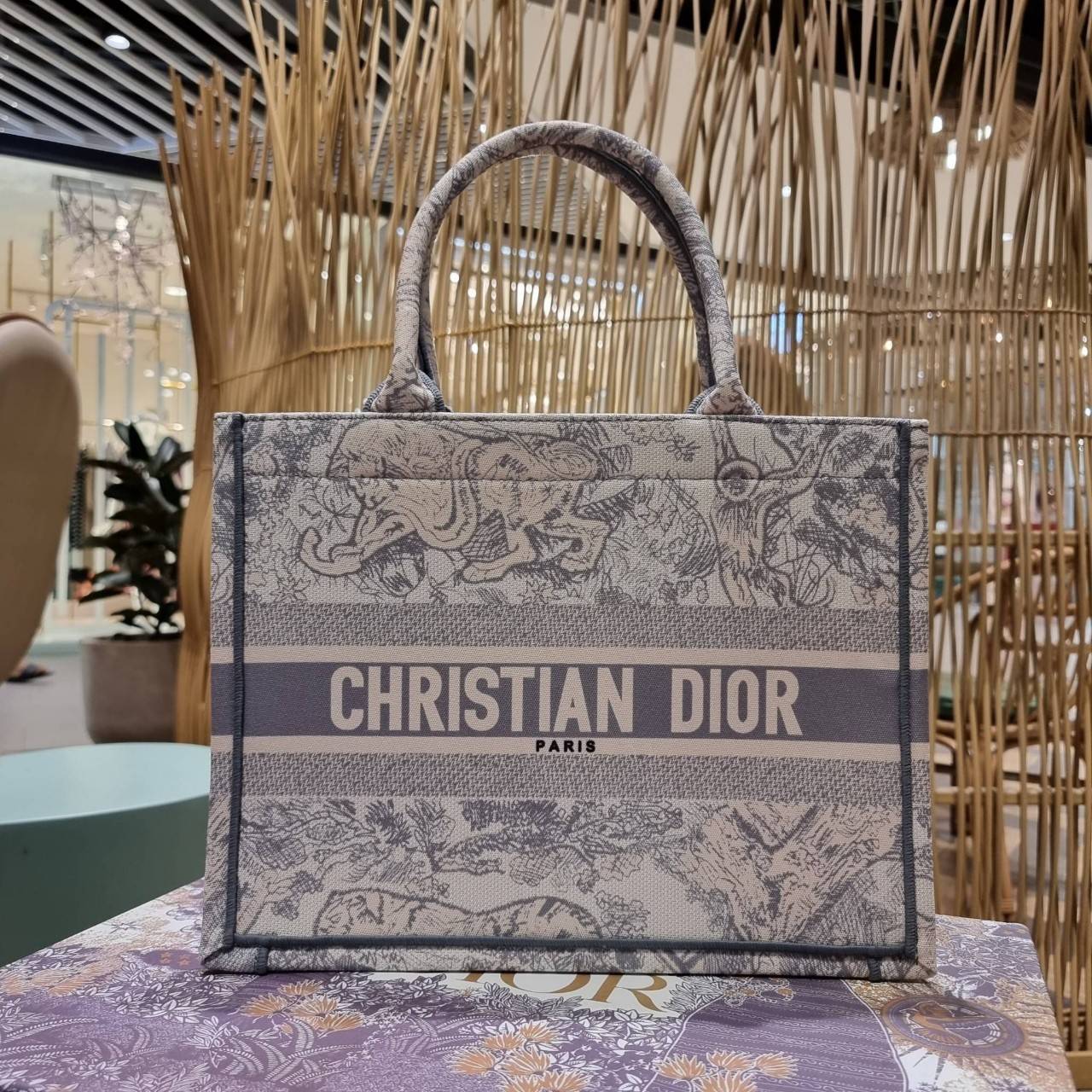 VIP 】HOT ARRIVAL!! DIOR CD SHOPPING BAG WITH GWP กระเป๋าทรงช้อปปิ้งใบใหญ่ จุใจ!! พรีเมี่ยมกิ๊ฟรุ่นดับเบิ้ลฮอต ดีไซน์คลาสสิควินเทจ สวยหรู วัสดุผ้าแคนวาสลายกราฟฟิค ภายในโล่งกว้างมากๆ ใส่ของจุสุดๆ โน้ตบุ้ค ไอแพด กระเป๋าสตางค์ มือถือ หรือเสื้อผ้ายังได้ สะพายค