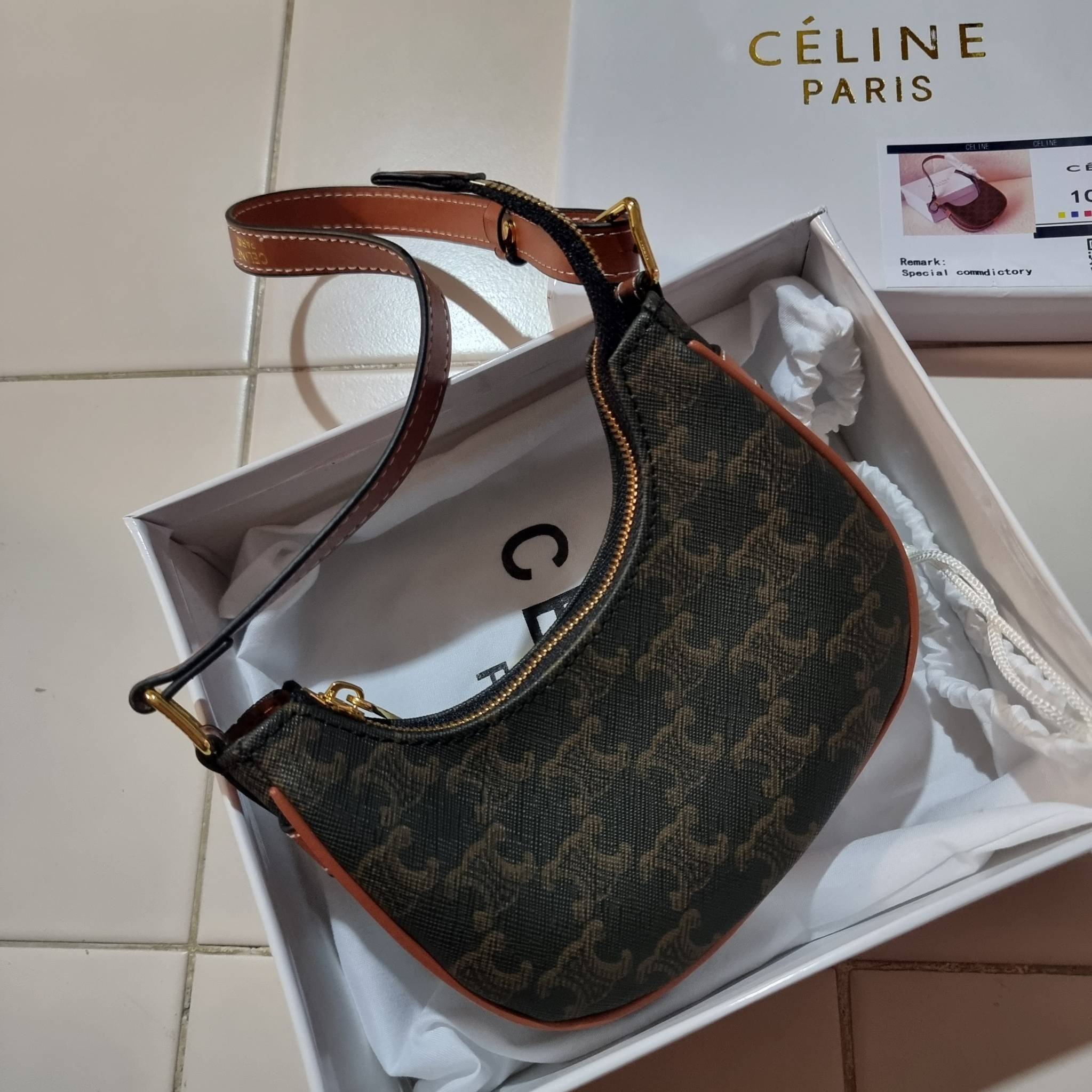 CELINE MINI AVA IN TRIOMPHE CANVAS AND CALFSKIN สวยเกินต้านกับน้องมินิ รุ่นสุดปัง ที่ใครเห็นก็ต้องว้าว กับกระเป๋าสะพายไหล่ ไซส์มินิ น้องน่ารักม้ากกก!! ไม่ไหว!! รูปทรงที่ไม่เหมือนใคร ใช้งานง่าย วัสดุหนังแคนวาสตัดสลับหนังแท้ สวยลงตัว รูดเปิด-ปิดด้วยซิป สายส