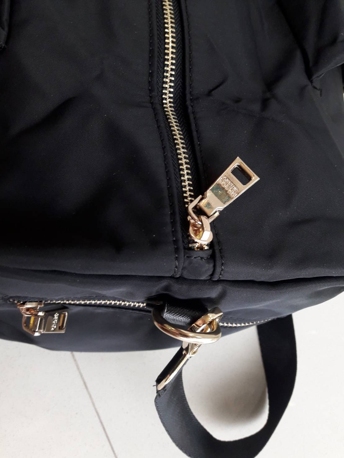 New arrival ! กระเป๋าทรง travel pillow bag จากงานพรีเมี่ยมกิ้ฟท์แบรนด์ PRADA ค่า เป็น กระเป๋าผ้า nylon ทั้งใบเลย น้ำหนักเบา สะพายสบายไหล่คะ ด้านหน้าปัก logo brand บนหมี ส่วนด้านหลักเป็น logo ชื่อแบรนด์คะ อะไหล่ทองทั้งใบ ด้านในกว้างม้ากกกกกกกบุผ้าปั้มแบรนด