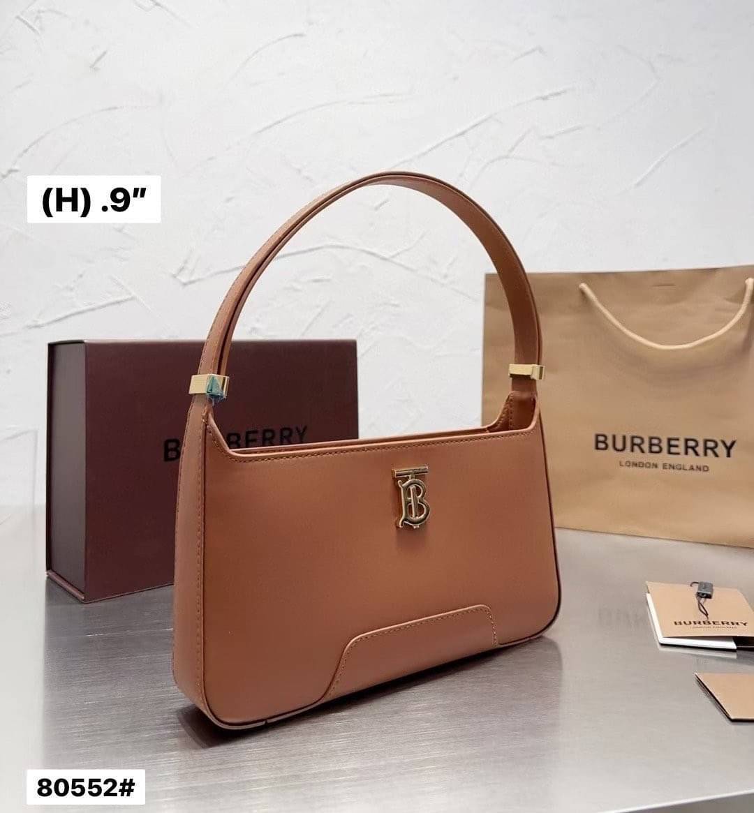Burberry TB Shoulder Bag 9" 11" กระเป๋าสะพายไหล่ เรียบหรูดูแพงต้องยกให้รุ่นนี้เลยค่ะ งานหนังสวยเต็มใบ โลโก้อะไหล่ทองเงางาม สวยเป๊ะ จะถือหรือสะพายไหล่ก็ดูหรูหรามีระดับ