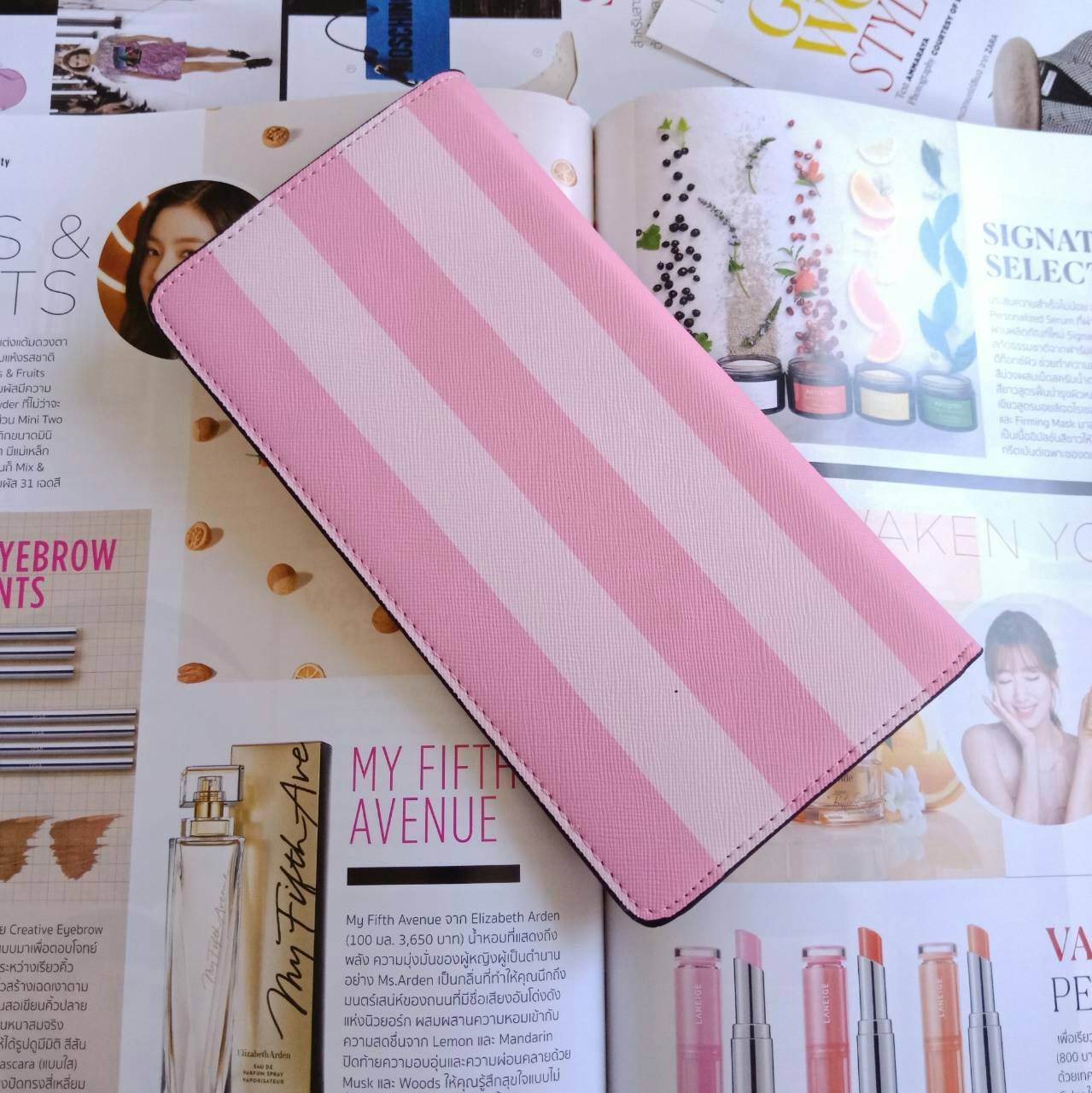 กระเป๋าสตางค์แบบพับจากแบรนด์ดัง VICTORIA'S SECRET แบบพับฝาเปิด ดีไซน์สวย พิมพ์ลายบนหนังpu ด้านหน้าประดับโลโก้ เปิดปิดง่าย ตามแบบฉบับของ Victoria ลุคทันสมัย ใส่บัตร+แบงค์ได้เยอะ แถมมีช่องซิปด้วย น้ำหนักเบา รุ่นนี้ขอแนะนำคะ!