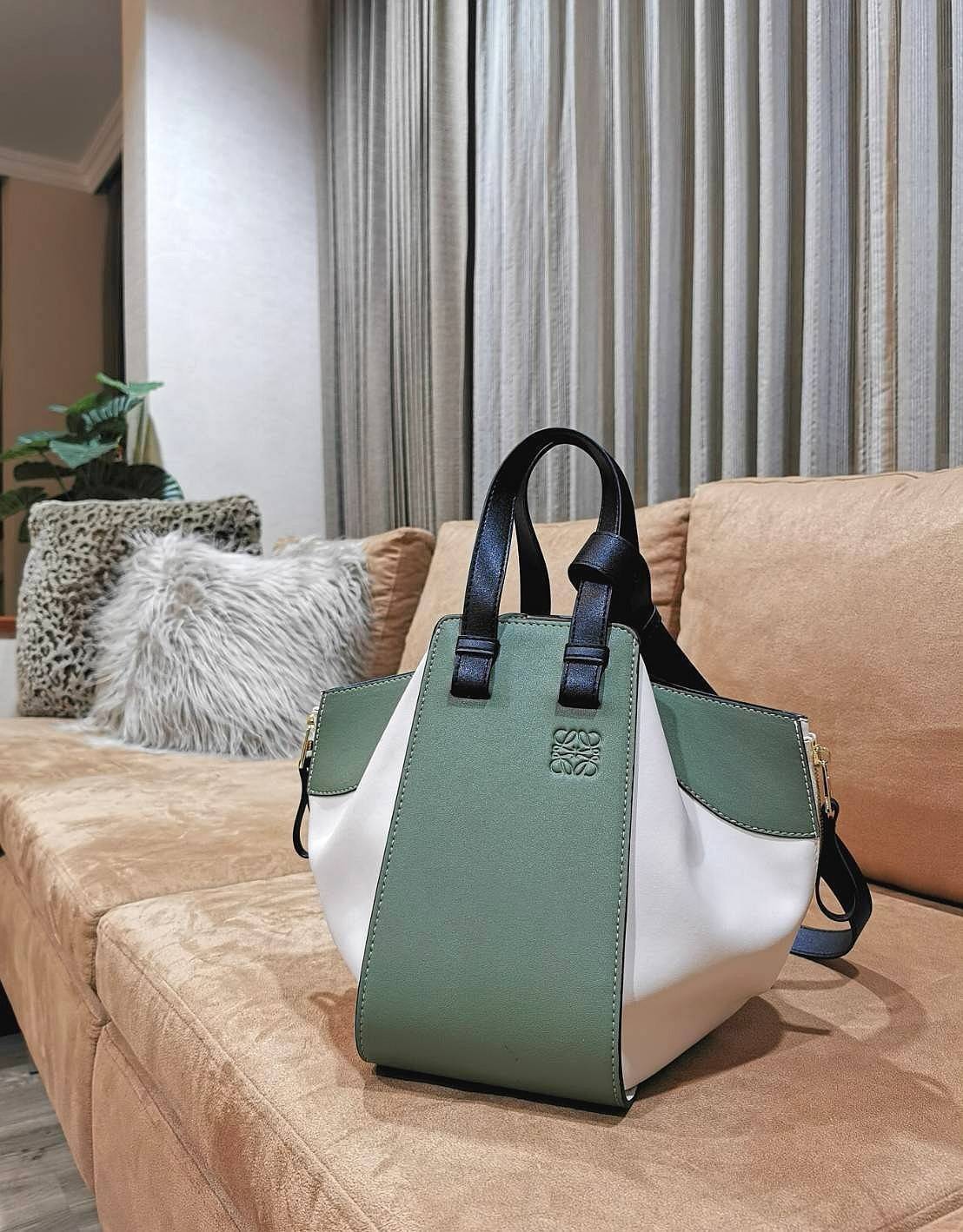 LOEWE HANDLE & SHOULDER BAG GIFT WITH PURCHASE GWP พรีเมี่ยมกิ๊ฟ Limited จาก LOEWE PERFUME DUTYFREE รุ่น Rare items สุดๆวัสดุหนังแท้ Calfskin หนังสวยดีไซน์มีเอกลักษณ์ ใบใหญ่กำลังดี น้ำหนักเบา สามารถปรับได้หลายทรงไม่จำเจ ด้านข้างมีซิปปรับขยายได้ ภายในโล่งก