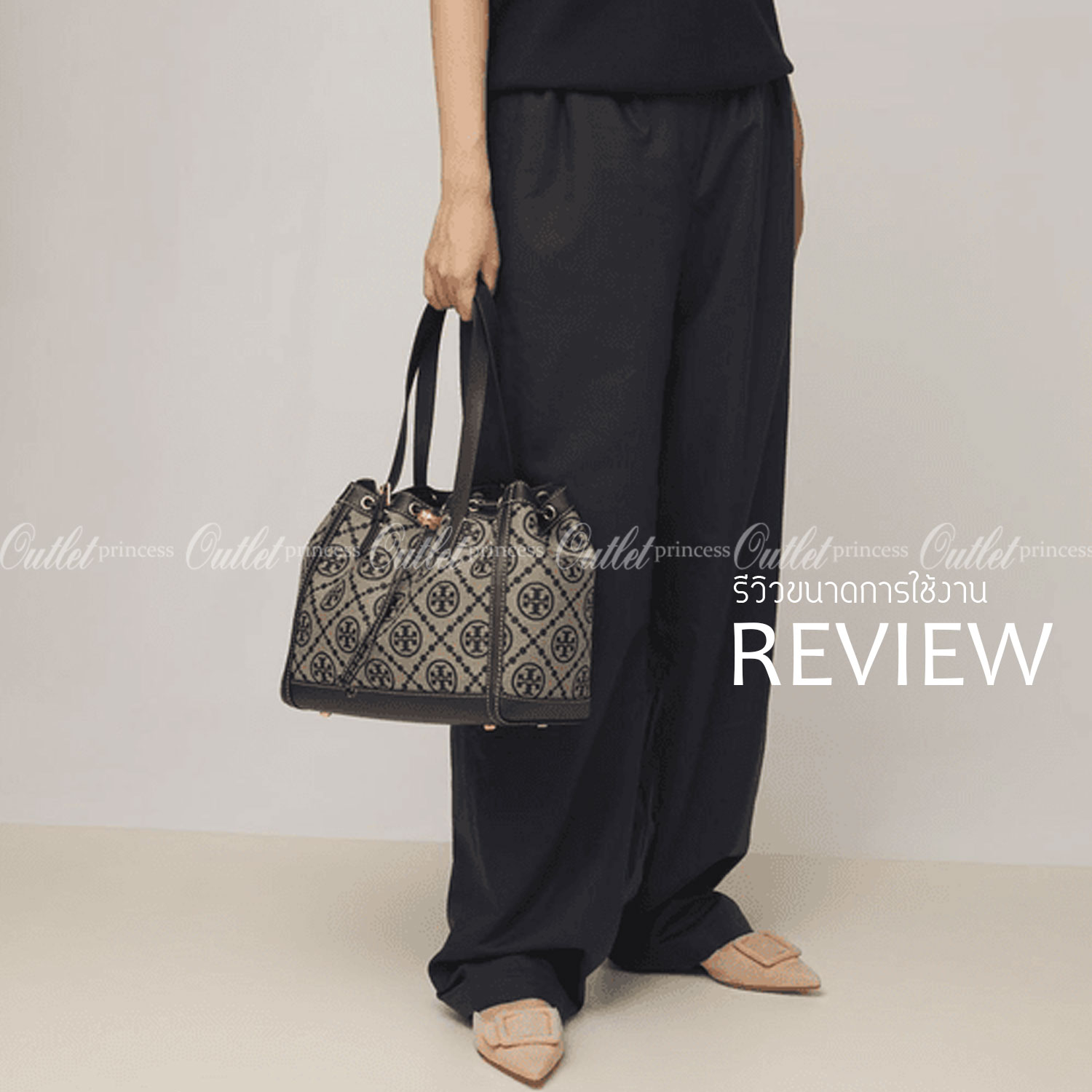 TORY BURCH FACTORY MONOGRAM JACQUARD TOTE BAG กระเป๋าถือหรือสะพายรุ่นล่าสุดดีไซน์ยอดนิยมจาก TORY BURCH FACTORY OUTLET วัสดุ Woven Jacquard & Leather ทอลาย Jacquard Singnature แบรนด์รอบใบสวยอยู่ทรงเป็นเอกลักษณ์ เปิดปิดแบบ Drawstring ขนาดใหญ่กำลังดี กว้างแล