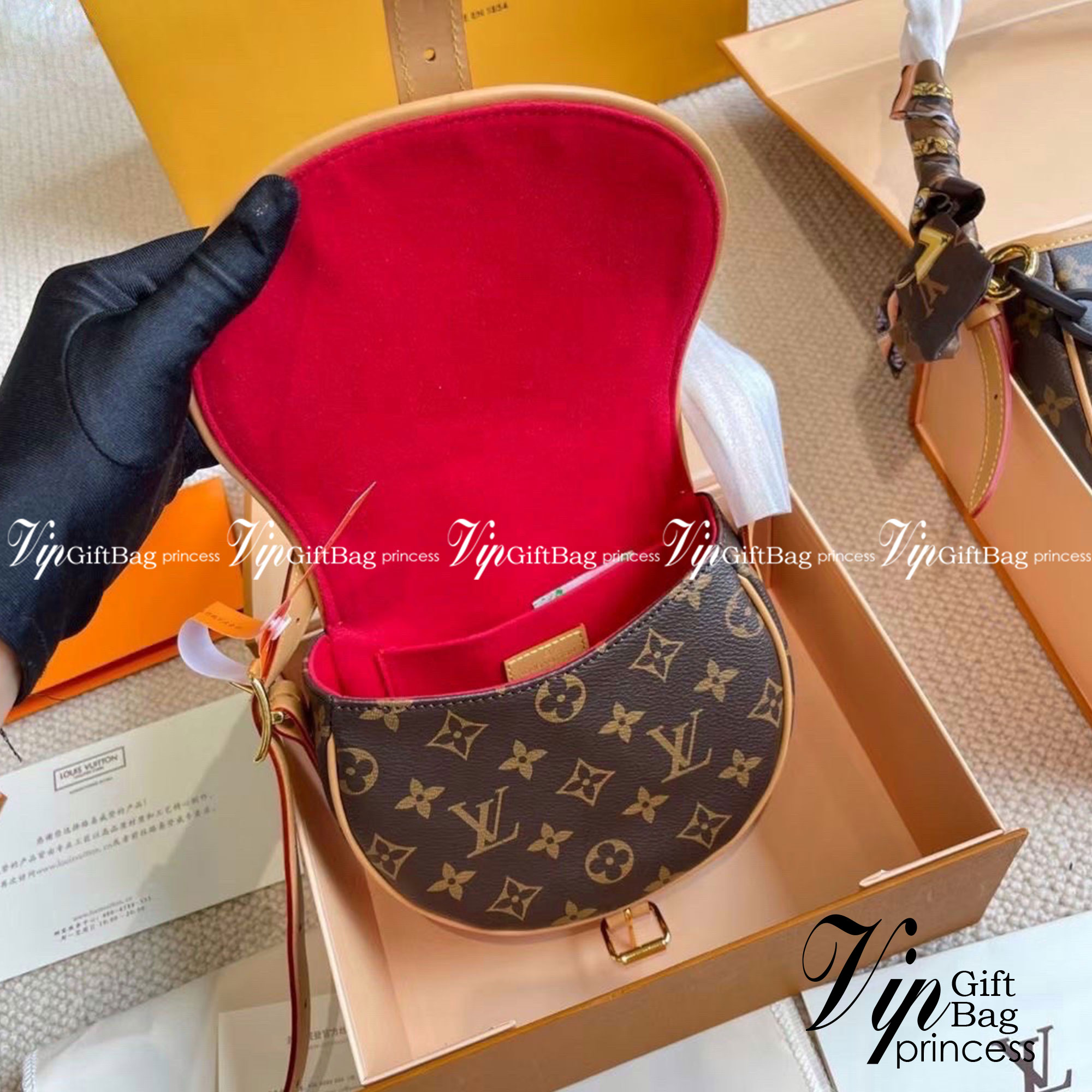 LV Tambourine Monogram Crossbody Bag กระเป๋าสะพายไซส์มินิ น่ารัก คอลเลคชั่นดีไซน์ใหม่ ทรงโค้งมน สวยหรู สายสะพายปรับได้ตามชอบ ราคาดีงามจัดมาให้พร้อม box set ชวนสะสม ห้ามพลาดจ้า