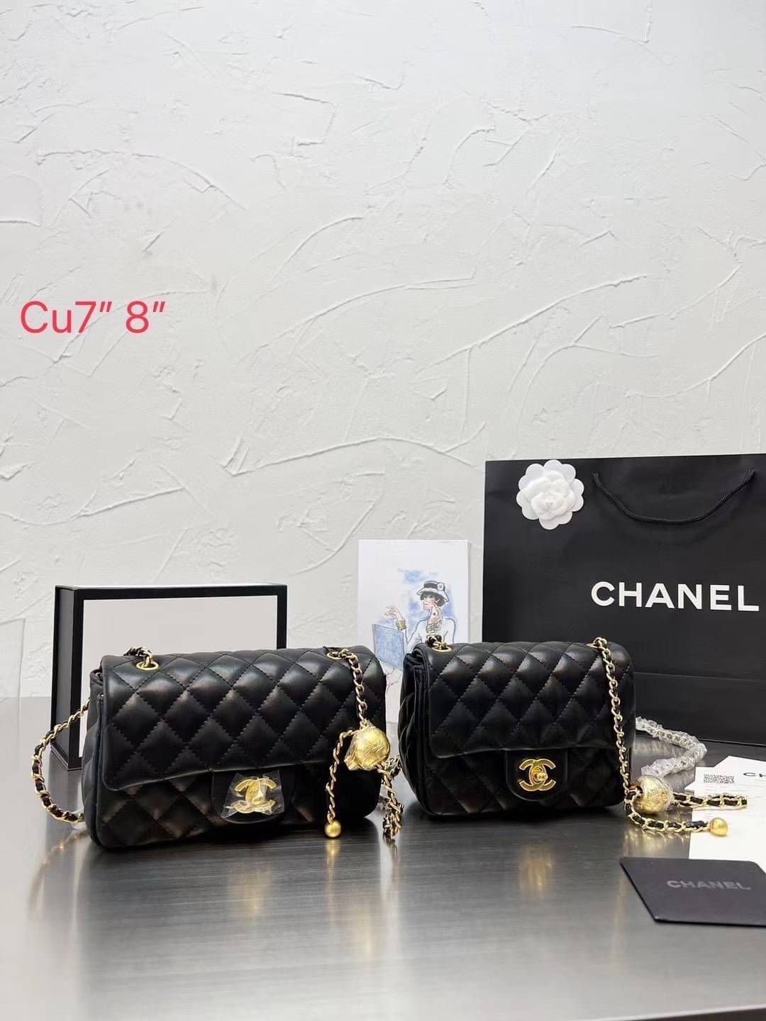 Chanel 22c classic golden ball / Chanel Pearl with Chain crossbody bag กระเป๋าสะพายข้างหรือสะพายเป็นครอสบอดี้ ใบนี้ไปถือออกงาน ก็สวยหรูดูแพงสุดๆค่า!! คลาสสิคและโดดเด่นทุกสี