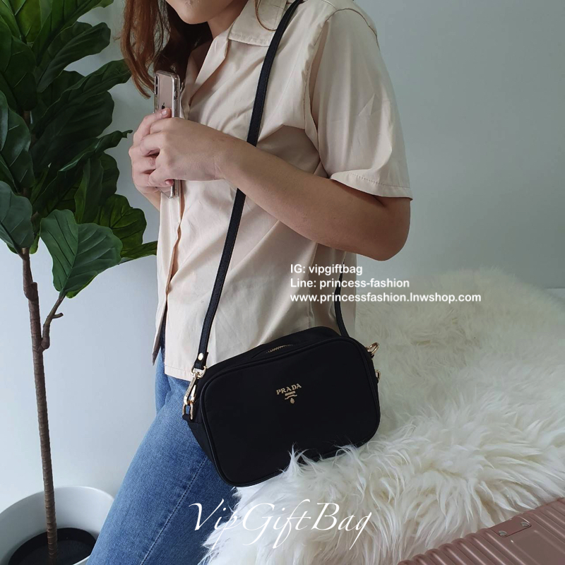 กระเป๋าทรง mini crossbody จากงานพรีเมี่ยมกิ้ฟแบรนด์ดัง PRADA วัสดุ Nylonสุดหรูอย่างดี สามารถกันน้ำได้ ทั้งใบ ขนาดกำลังดีน่ารัก🐰 ด้านในมีช่องแบ่งใส่ของใส่ของจุกจิกได้ ใส่โทรศัพท์ได้ทุกรุ่น คสอ. ใช้แล้วสวยมากๆ อะไหล่ทองปั้มแบรนด์ทุกจุด คุ้มเกินราคาค