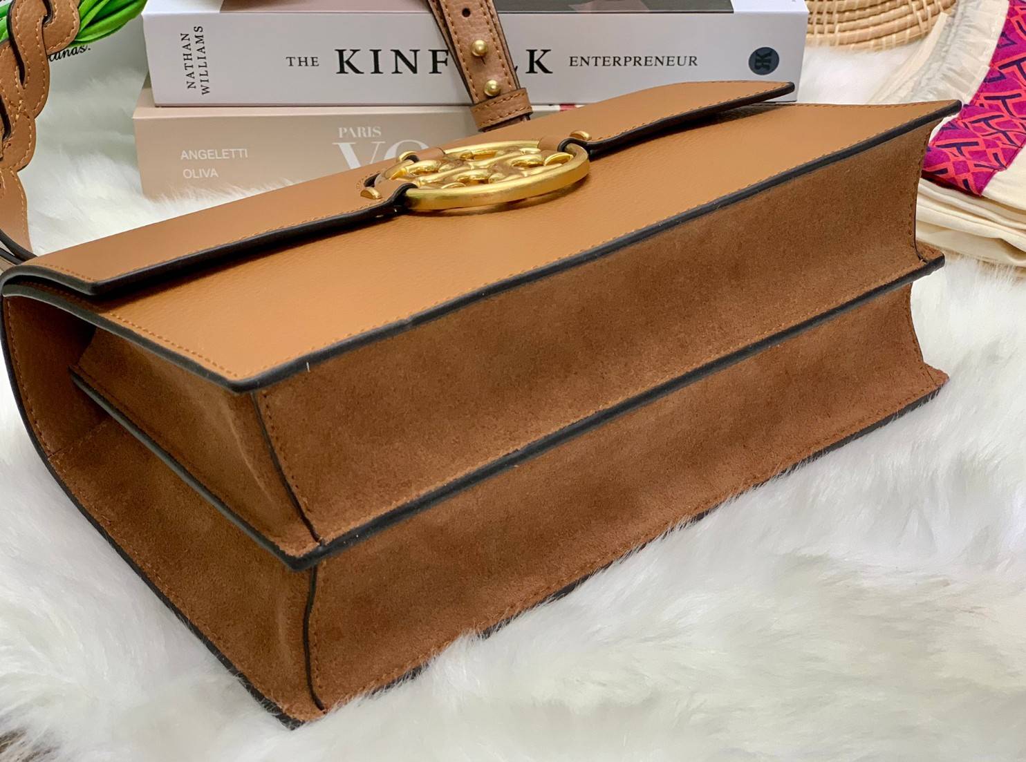 สวยจริงไม่จกตาจ้าา😘 TORY BURCH MILLER SHOULDER BAG BRAIDED STRAP LARGE ((81668)) พร้อมส่งที่ไทย! กระเป๋าหิ้วและสะพายไหล่ได้ในตัว หนังแท้ลายหนังสวยมากๆค่ะ ด้านหน้ามีอะไหล่โลโกแบรนด์ หรู สะพุดตาทีเดียว เปิดปิดกระเป๋าแบบฝาปิด ภายในมีช่องหลักใส่ของ2ช่