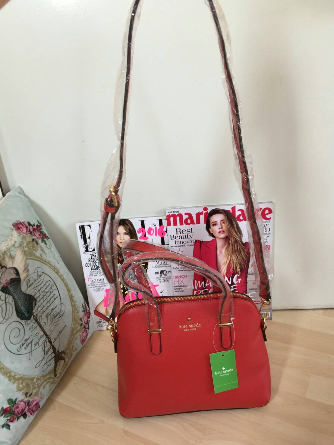 New in !!!! Kate spade new york Bagกลับมาอีกรอบกับรุ่นขายดีค่ะ!!! กระเป๋าถือหรือสะพายข้างทรงฮิต ลายหนังซาฟเฟียโน่สวย ด้านหน้าปั้มโลโก้แบรนด์ เปิดปิดกระเป๋าแบบซิปด้านในโล่งกว้างใส่ของได้จุนะค่ะรุ่นนี้ ภายในกระเป๋ามีช่องซิปและช่องเล้กให้ใส่ของจุกจิกค่ะ. ด้า