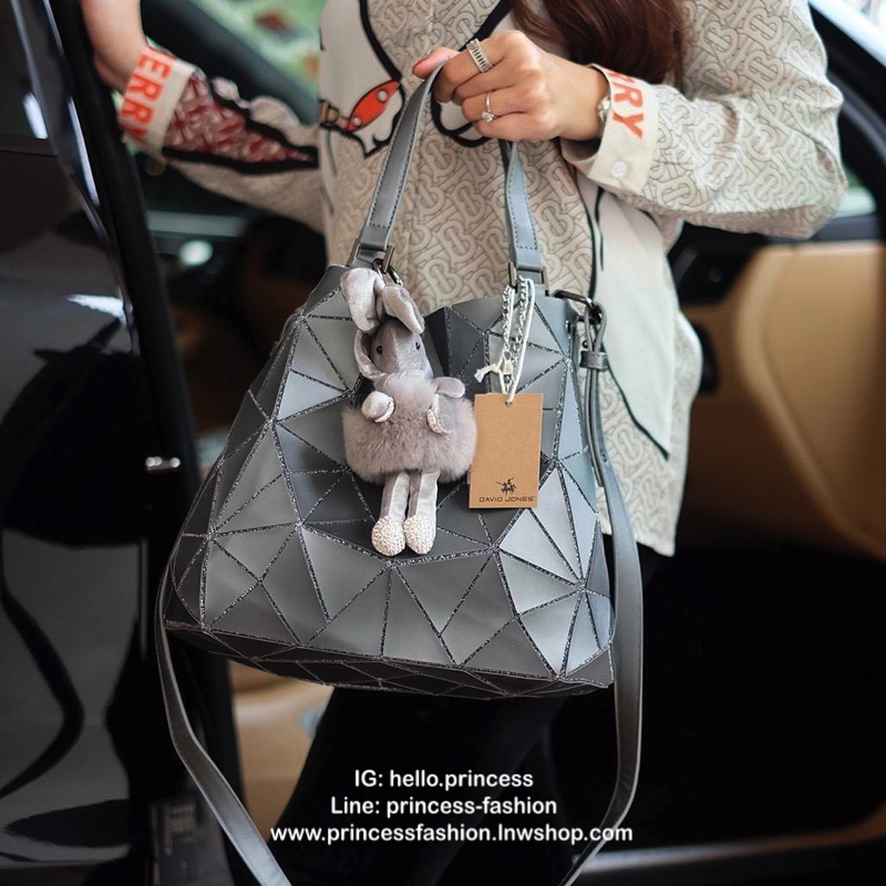 สดใสรับต้นปีกันด้วย กระเป๋าทรงสุดฮิตจากแบรนด์ David Jones อัดลาย Diamond หายาก ใบนี้ มาพร้อมกับน้องกระต่าย Bunny DV diamonds to สีเข้า set กับกระเป๋าคะ กระเป๋า 2in1 ปรับได้ 2 ทรง ตัวกระเป๋าเย็บติด ด้วยแผ่นอคิลิค สุดหรู ดีไซน์เกร๋ **จุดเด่นที่ น้ำหนักเบา ส